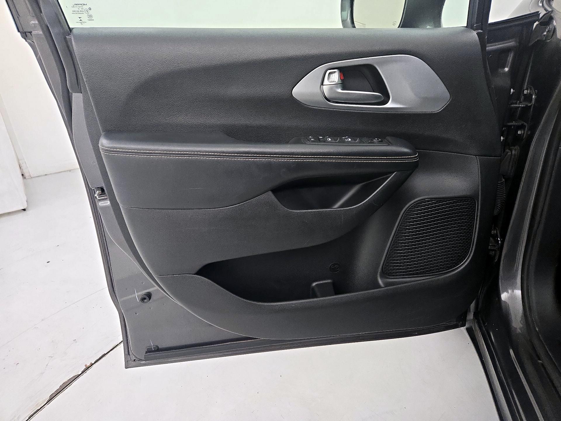 Thumbnail: 2020 Chrysler Pacifica - 12