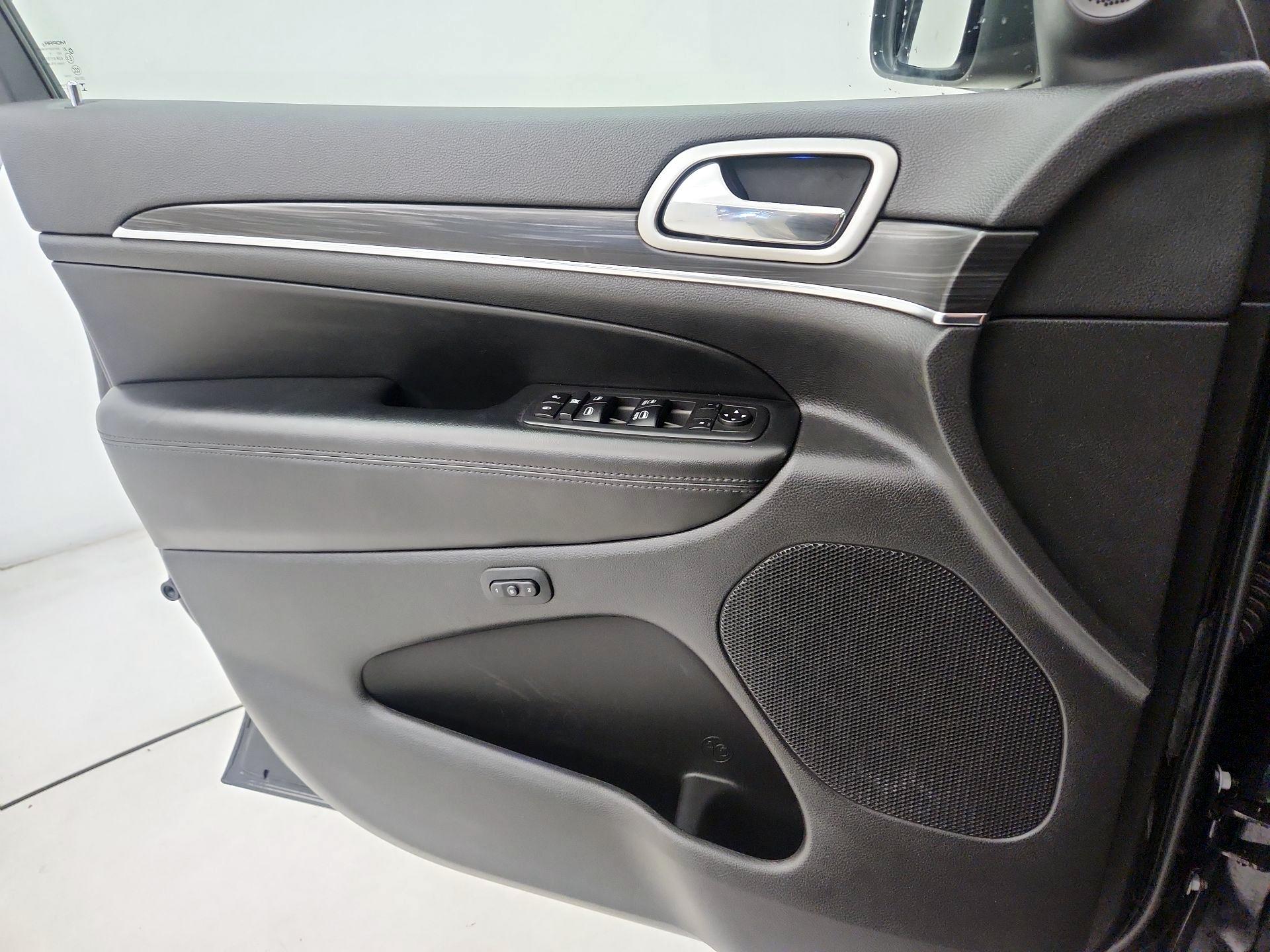 Thumbnail: 2020 Jeep Grand Cherokee - 12