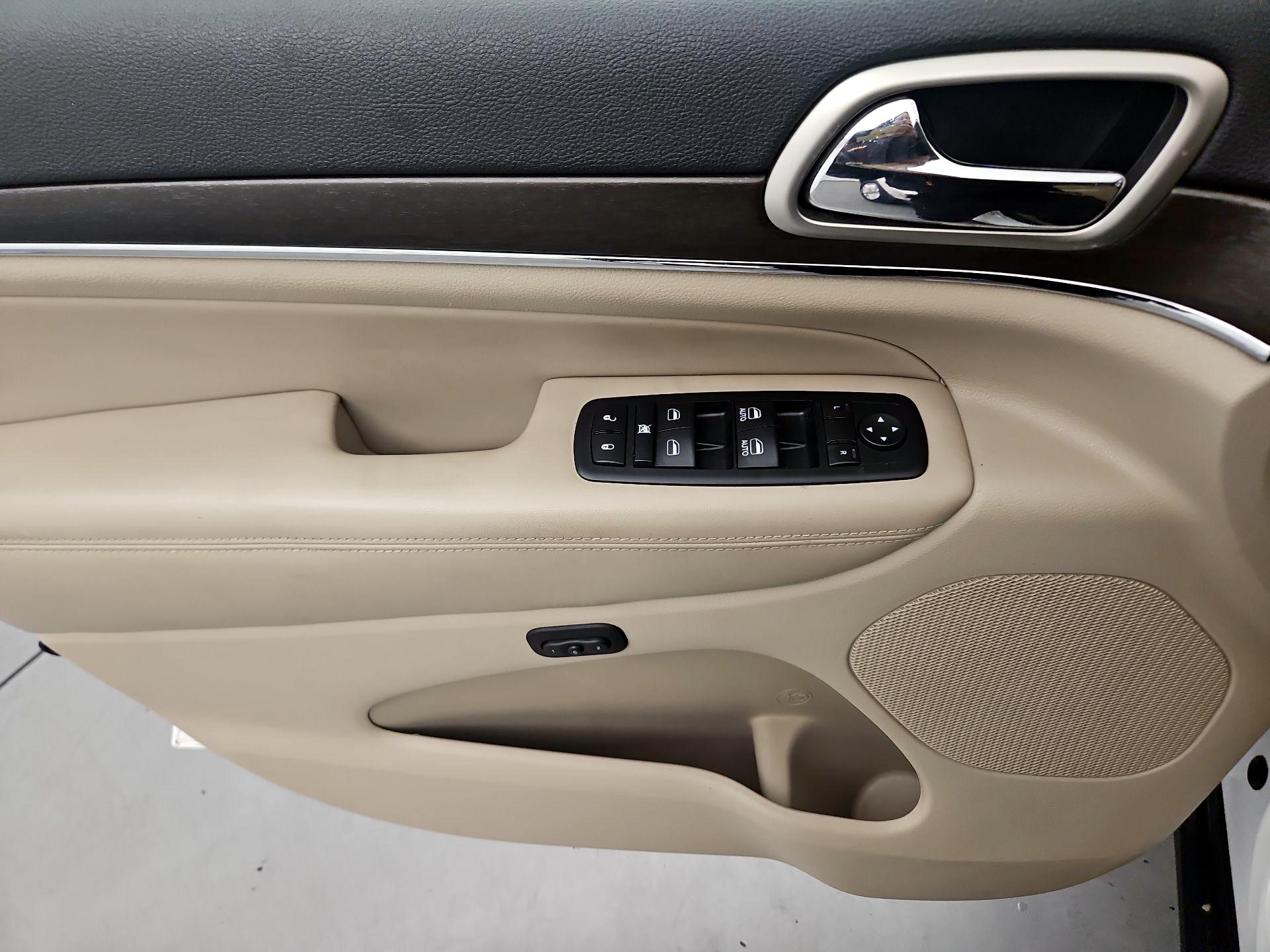 Thumbnail: 2017 Jeep Grand Cherokee - 12