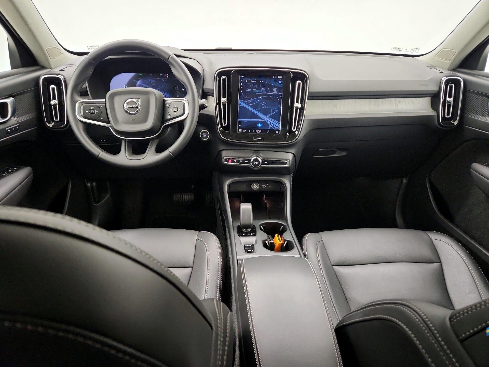 Thumbnail: 2025 Volvo XC40 - 9