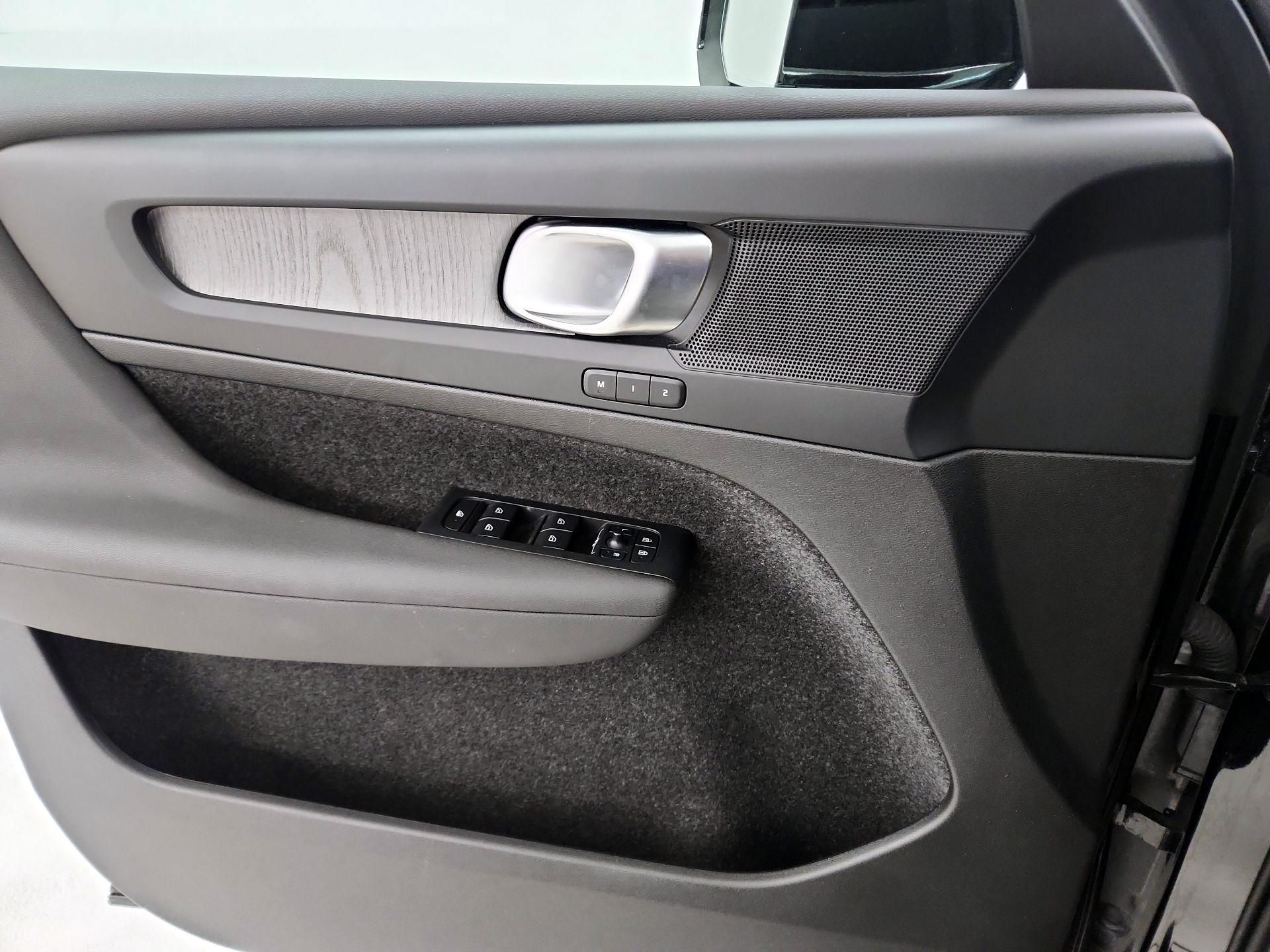 Thumbnail: 2025 Volvo XC40 - 12