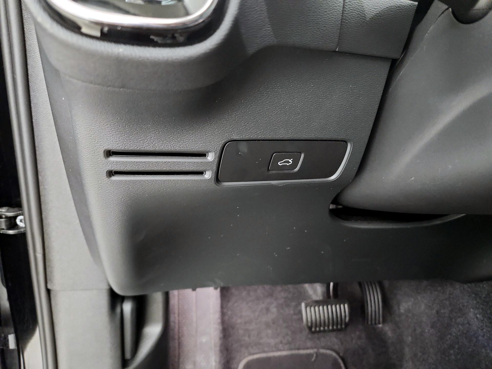 Thumbnail: 2025 Volvo XC40 - 13