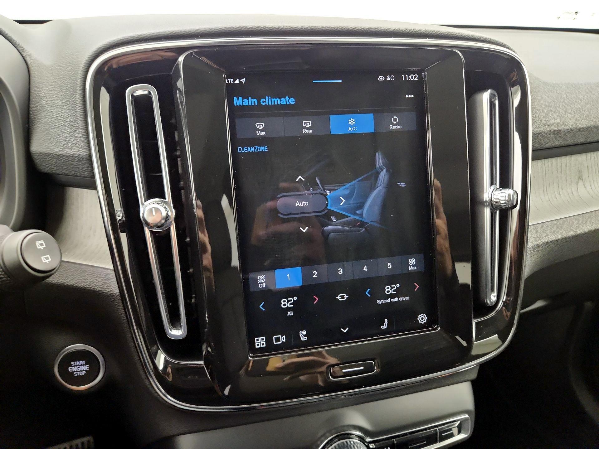 Thumbnail: 2025 Volvo XC40 - 17