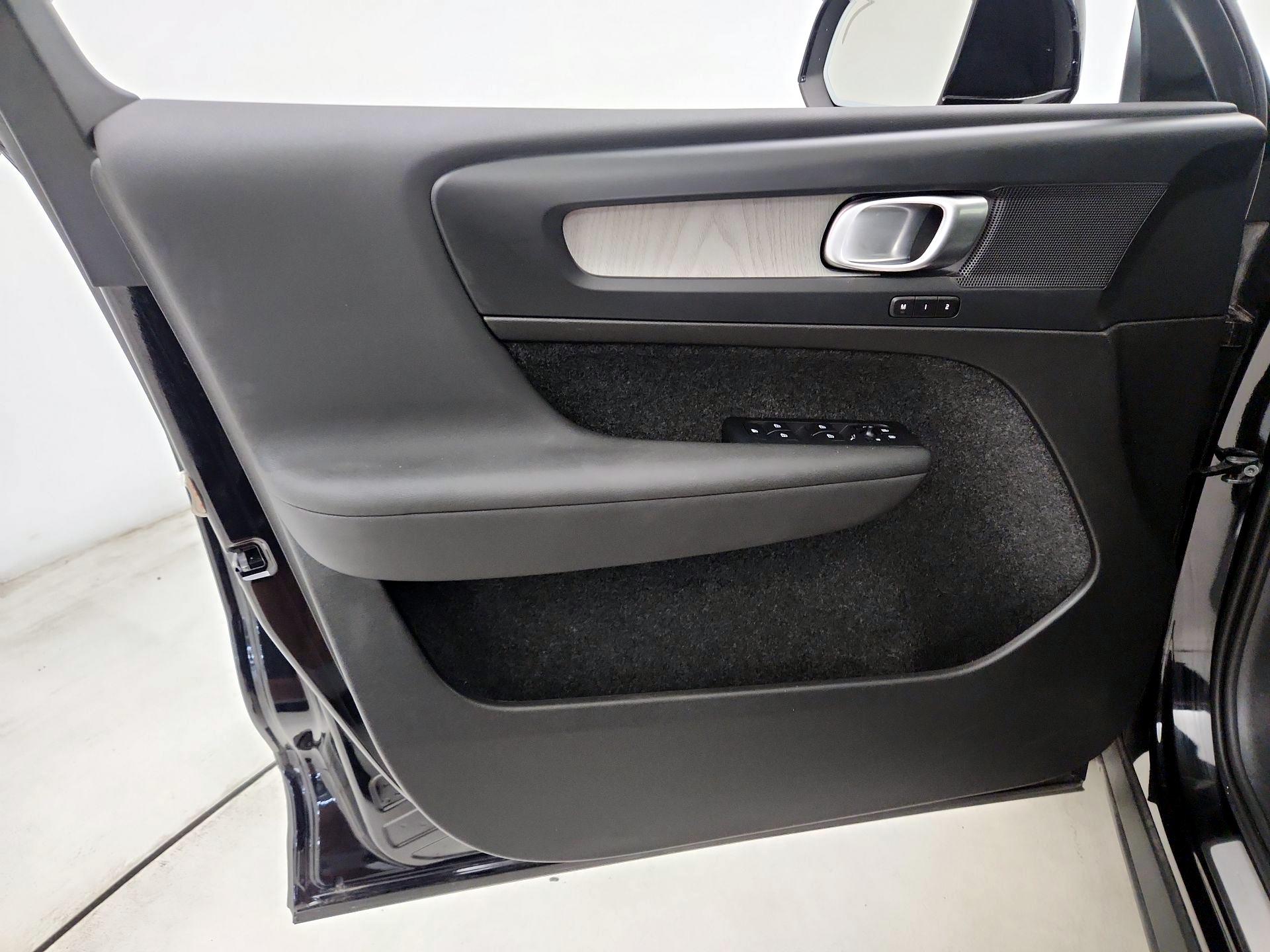 Thumbnail: 2025 Volvo XC40 - 12