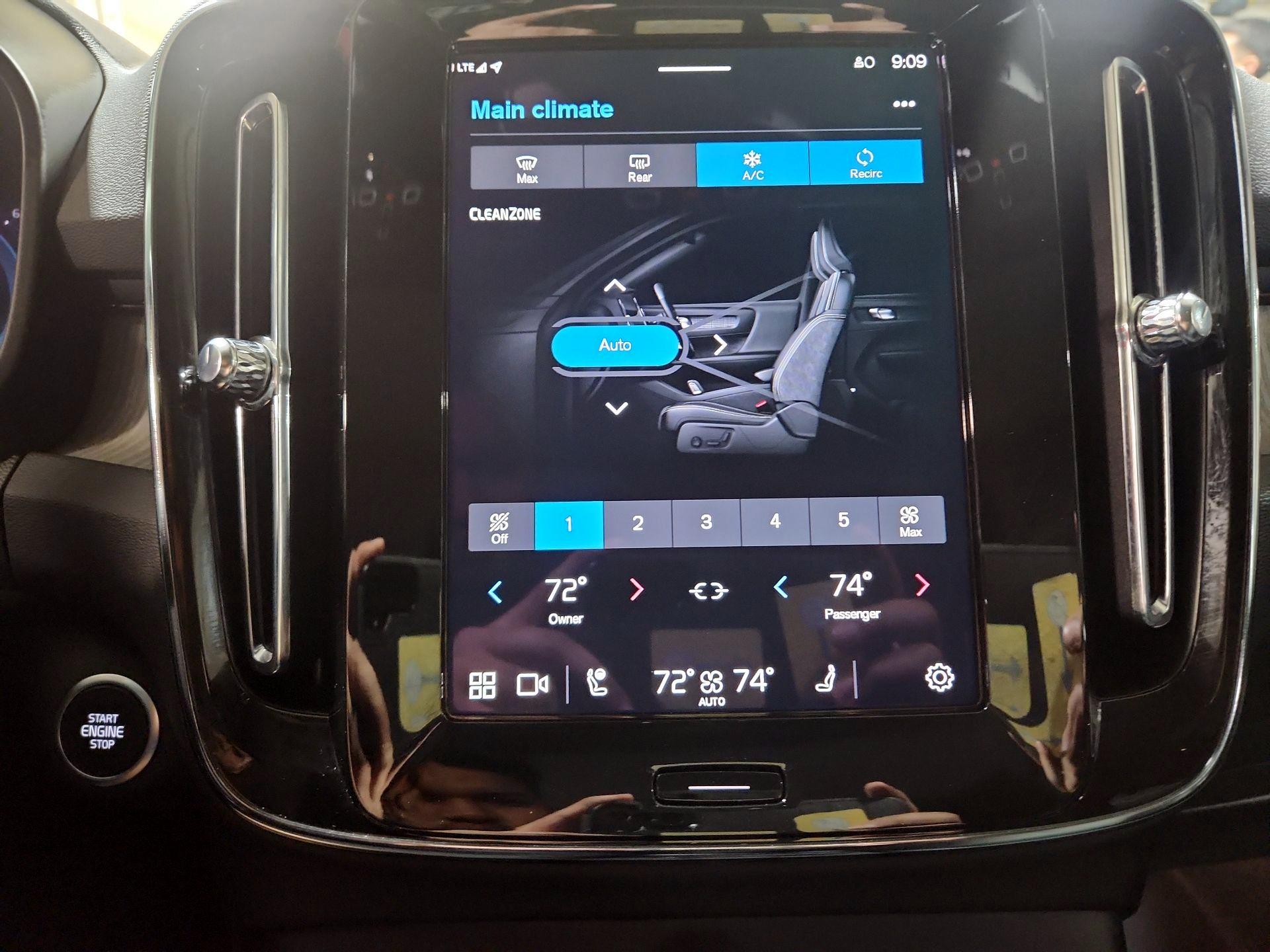 Thumbnail: 2025 Volvo XC40 - 14