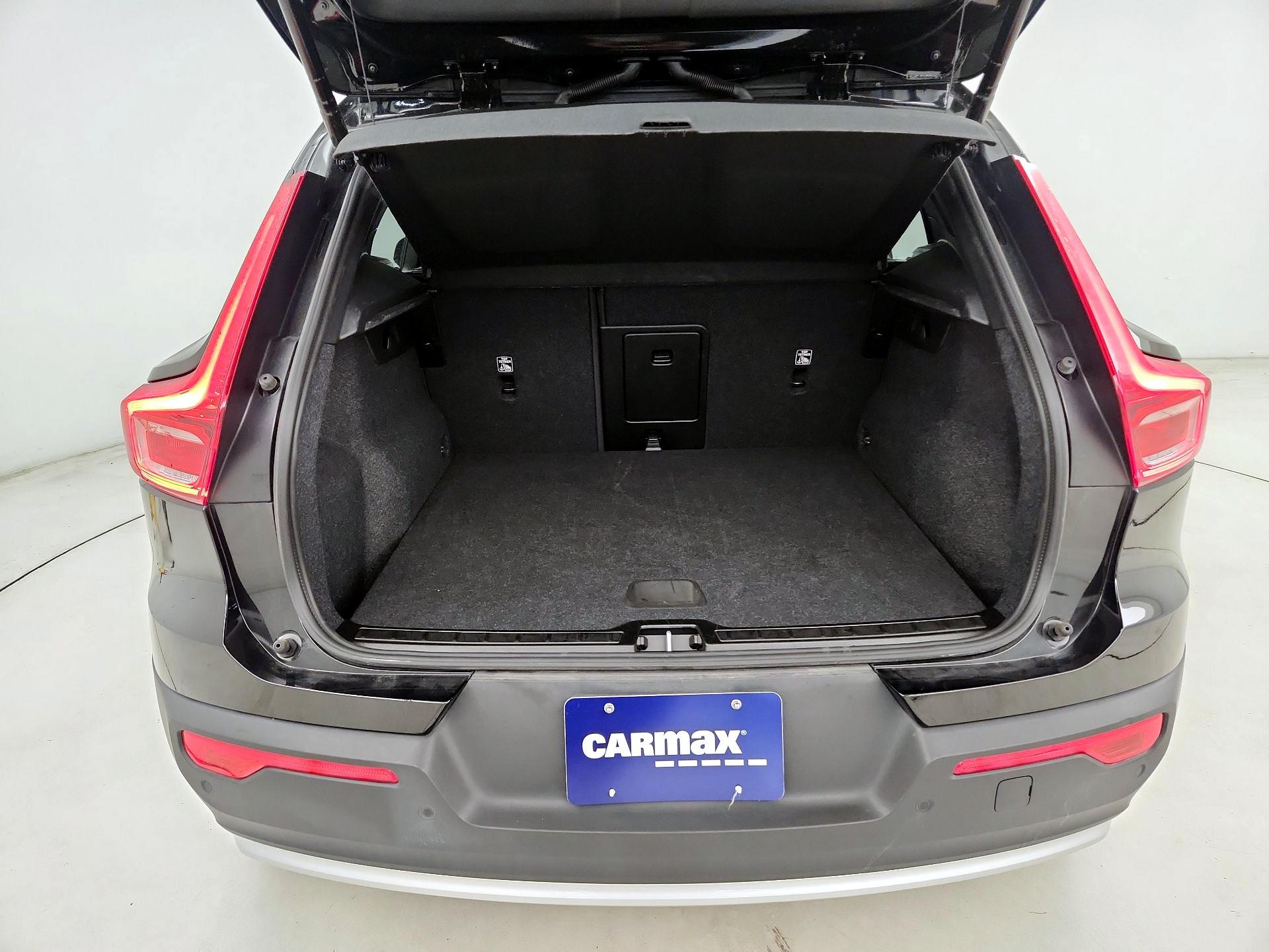 Thumbnail: 2025 Volvo XC40 - 16