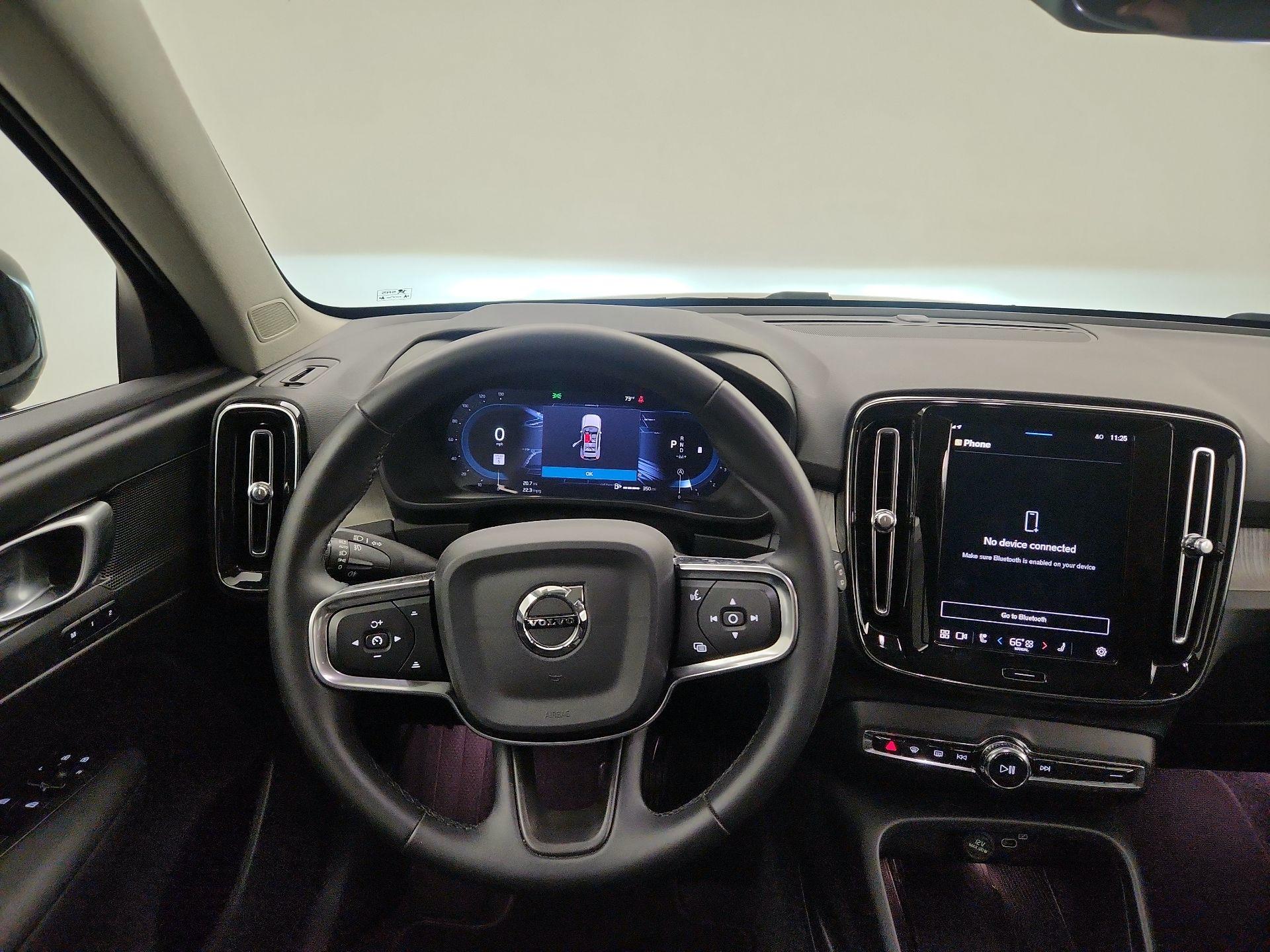 Thumbnail: 2025 Volvo XC40 - 10