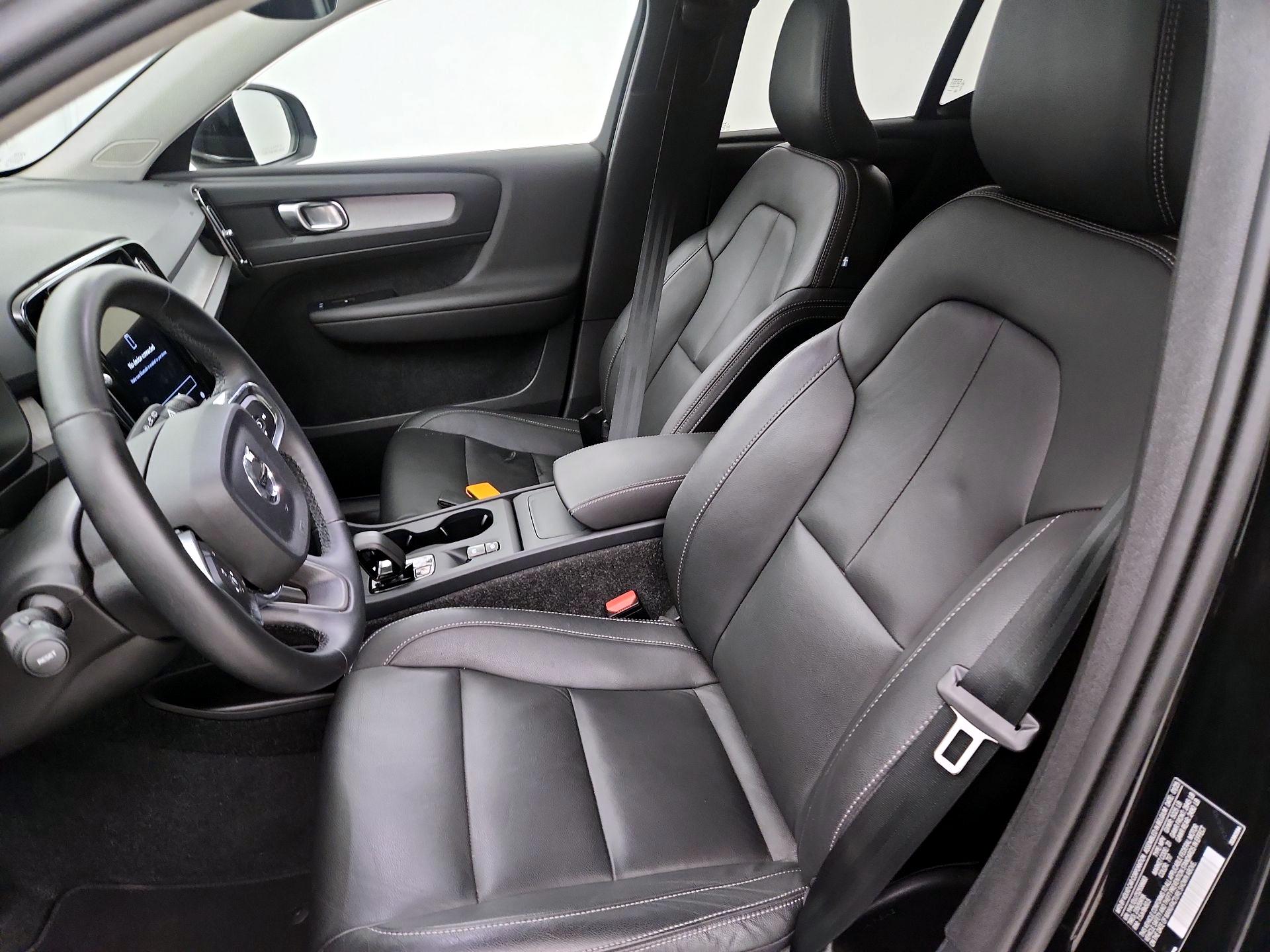 Thumbnail: 2025 Volvo XC40 - 11