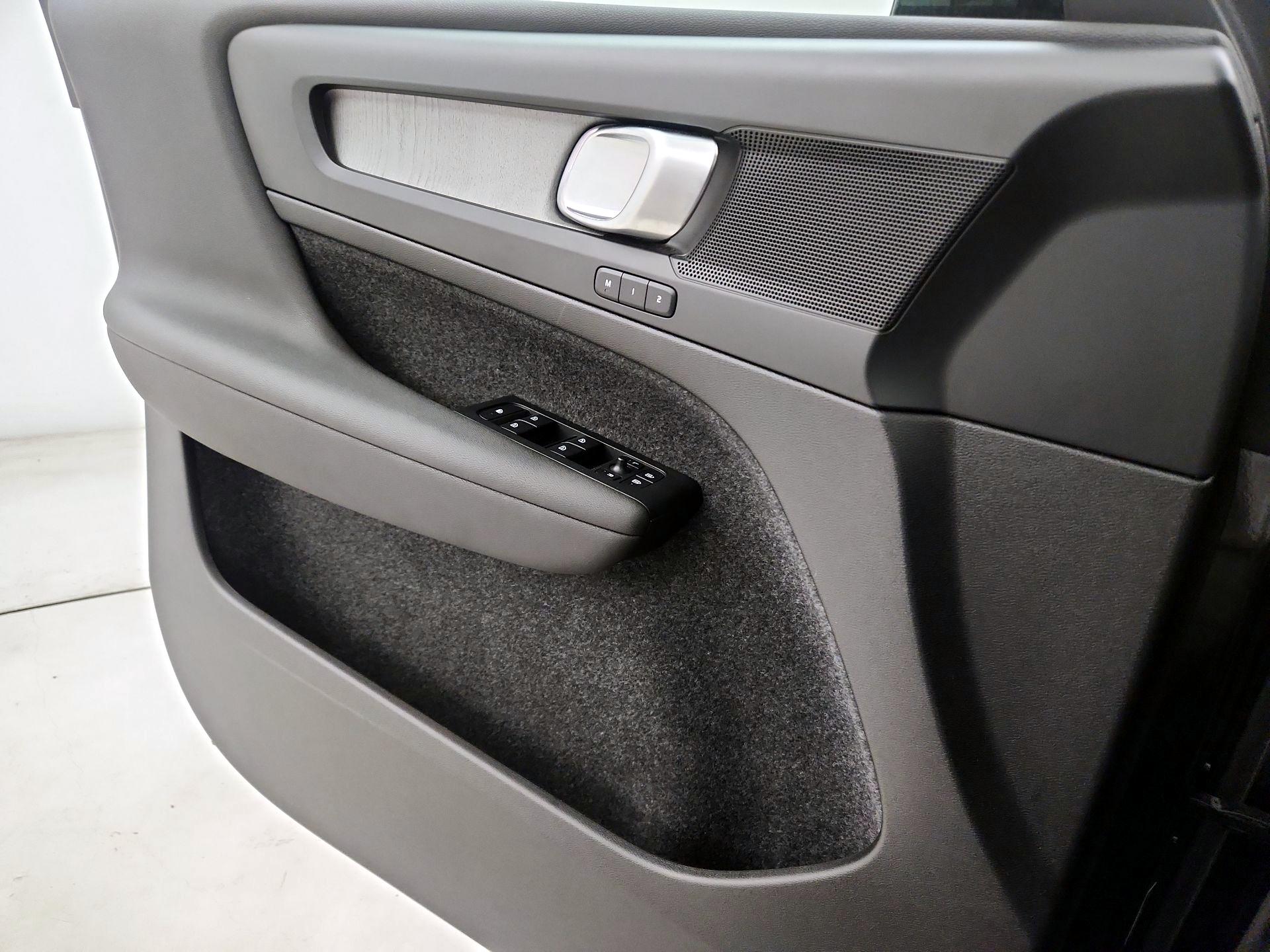 Thumbnail: 2025 Volvo XC40 - 12