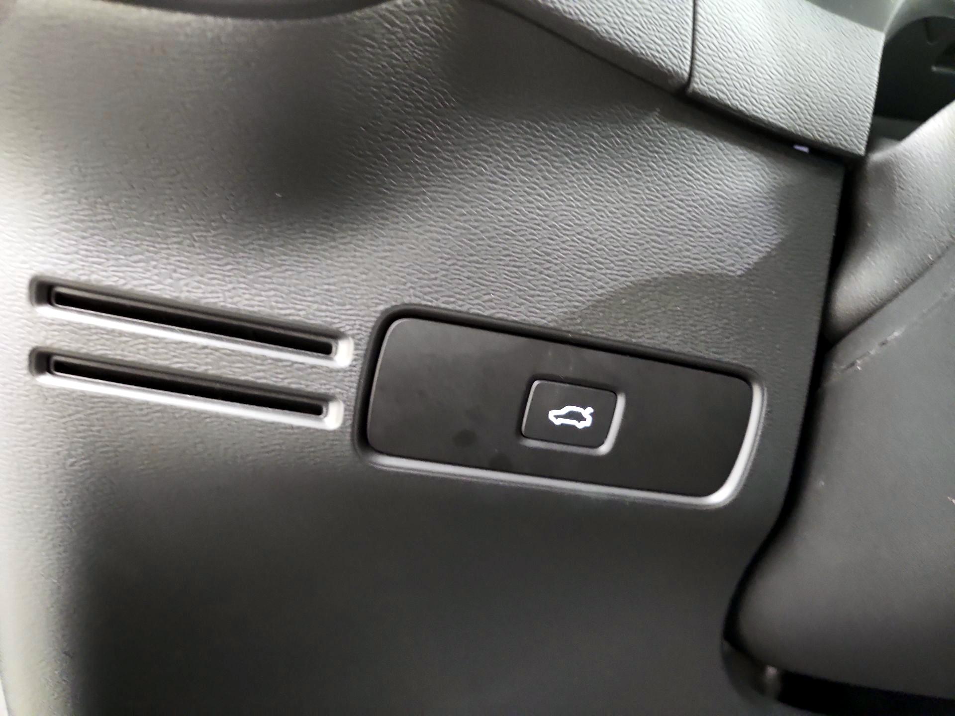 Thumbnail: 2025 Volvo XC40 - 13