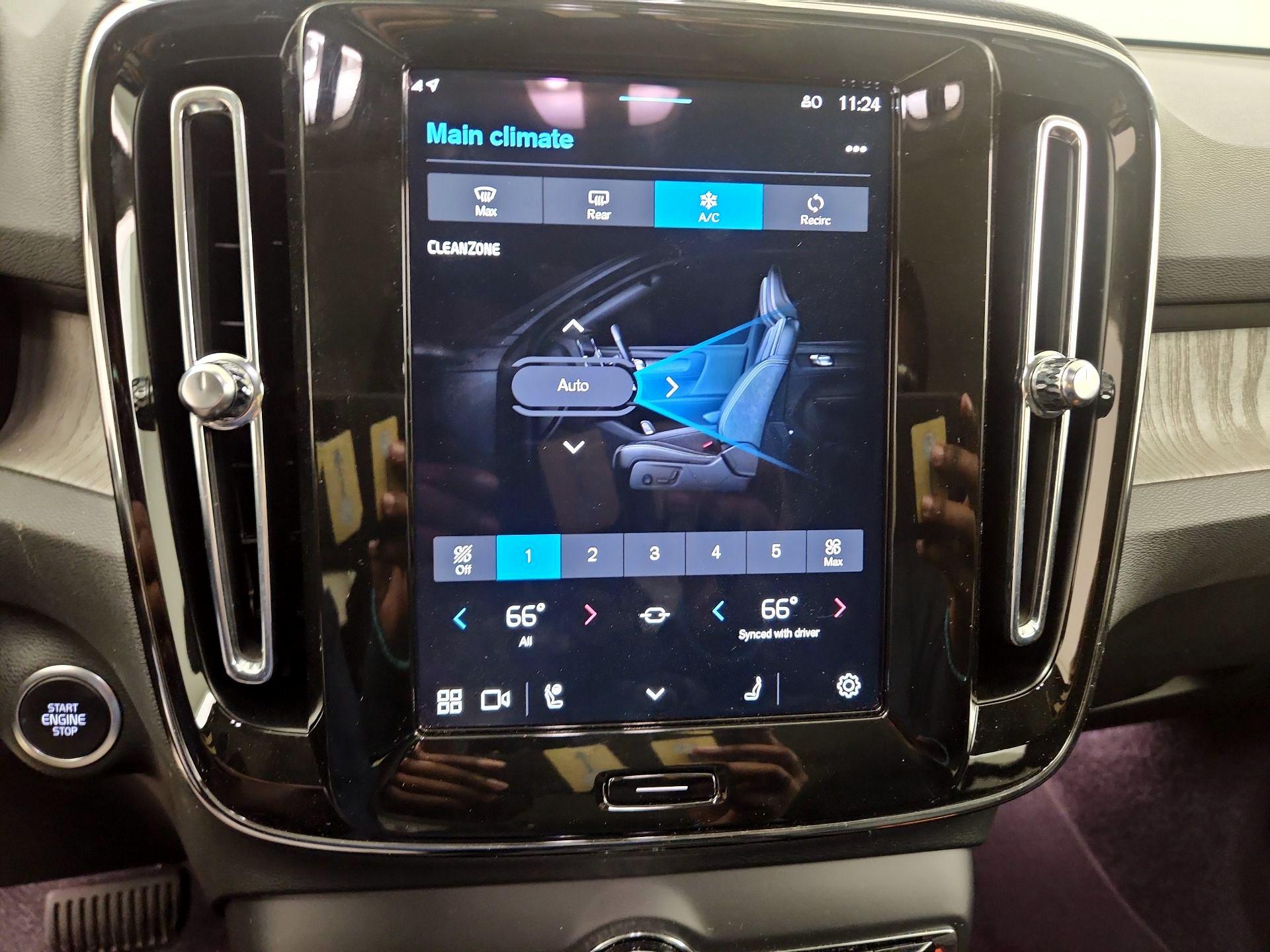 Thumbnail: 2025 Volvo XC40 - 16