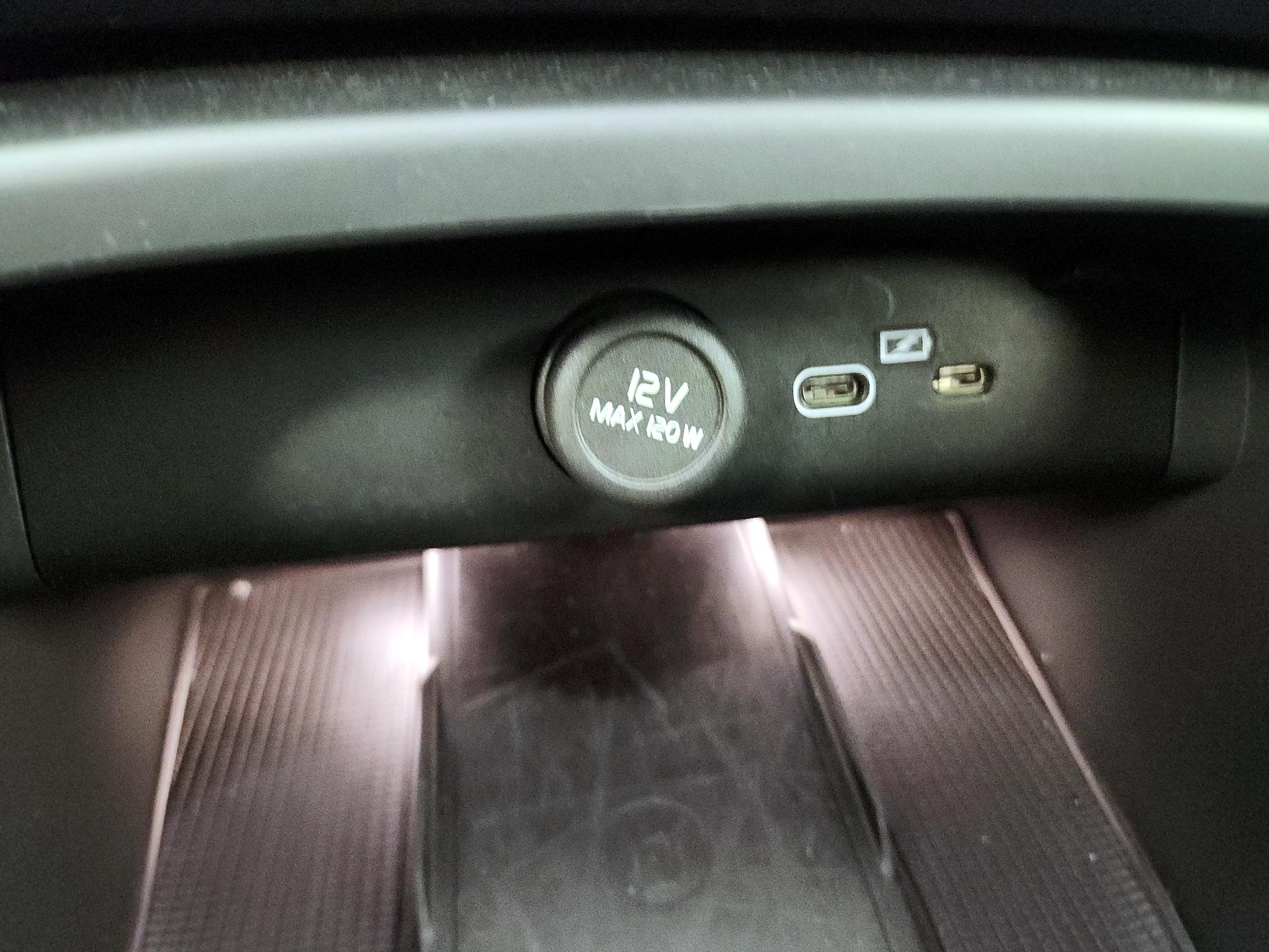 Thumbnail: 2025 Volvo XC40 - 18