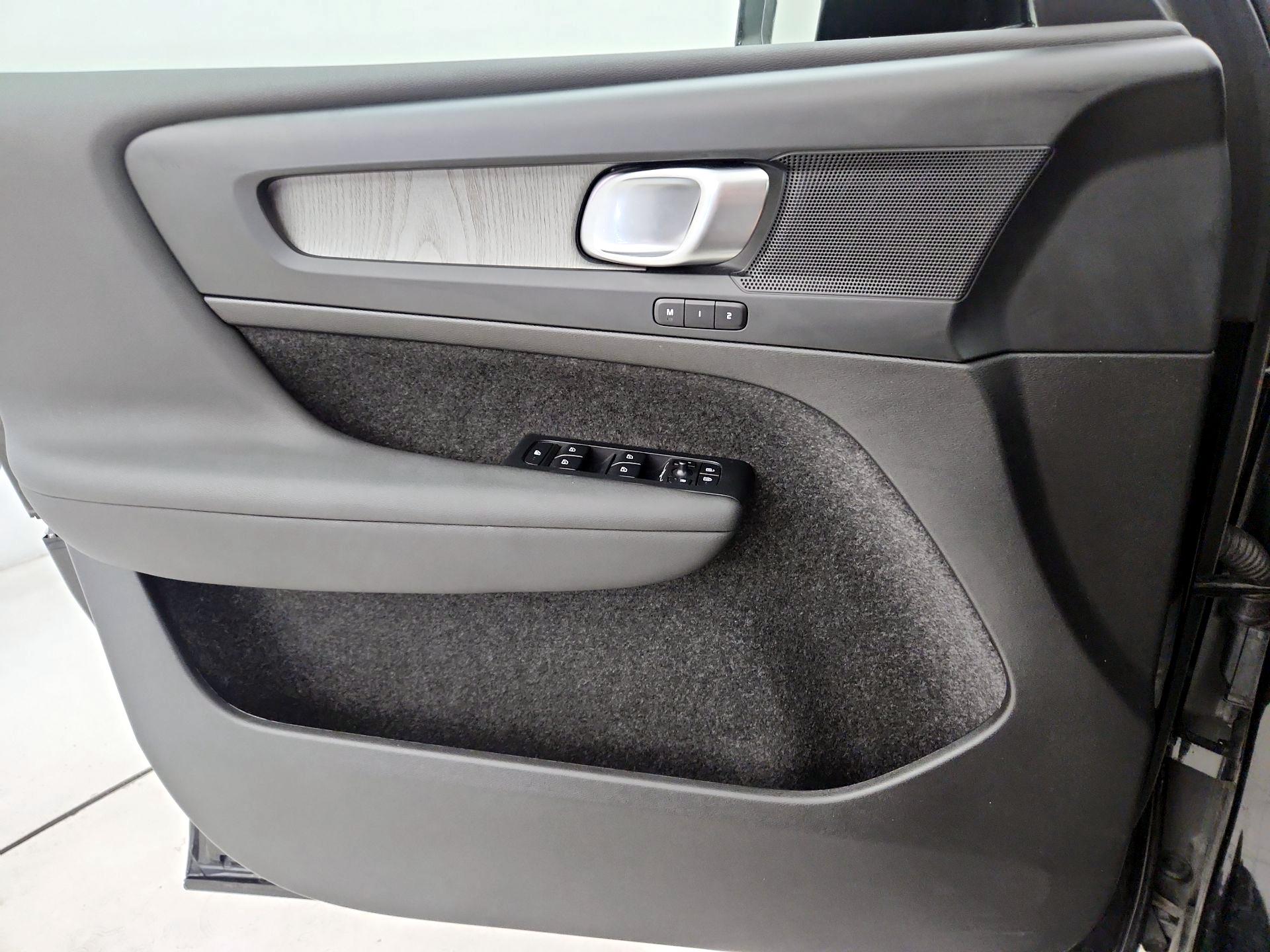 Thumbnail: 2025 Volvo XC40 - 12