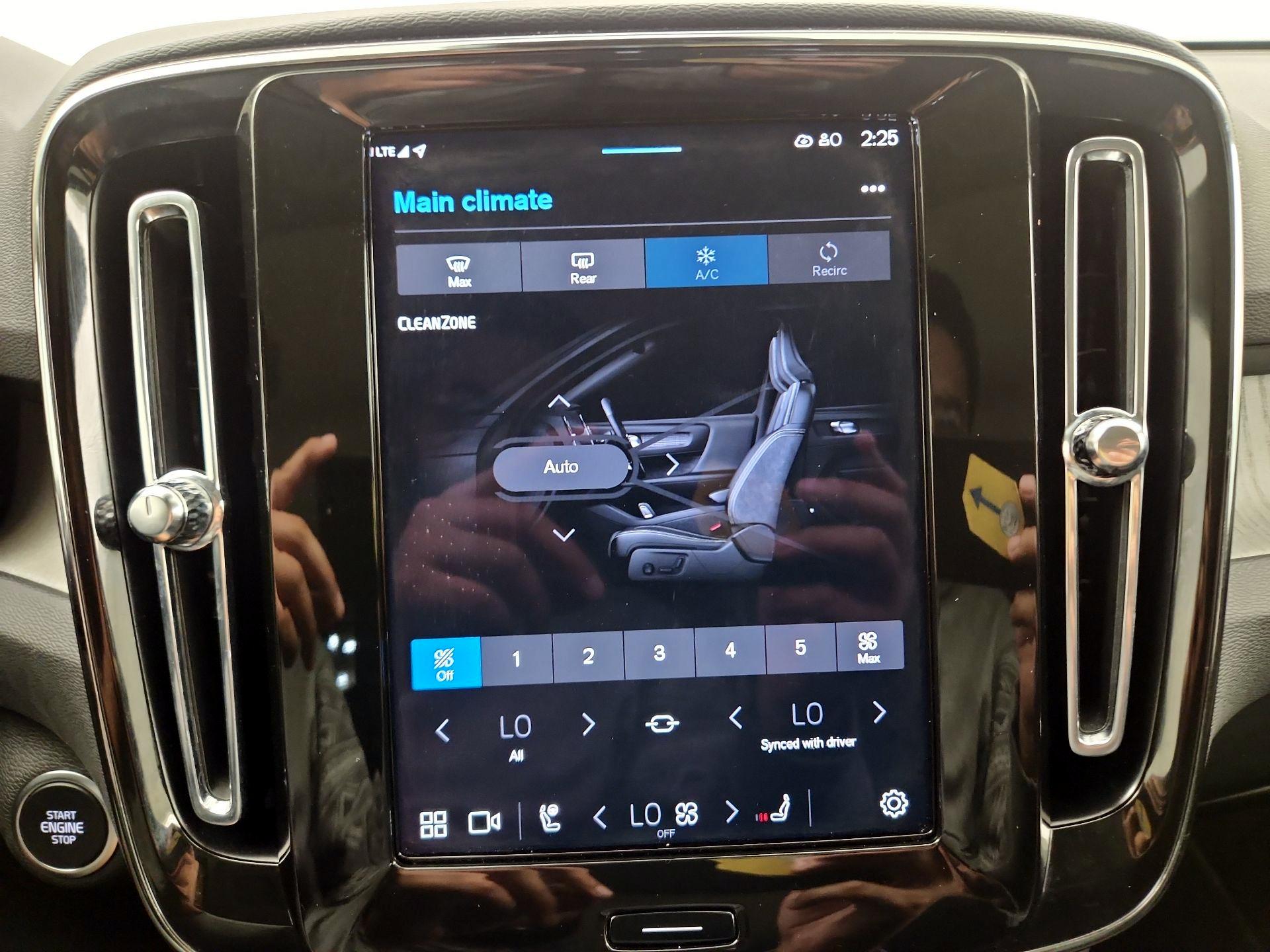 Thumbnail: 2025 Volvo XC40 - 14