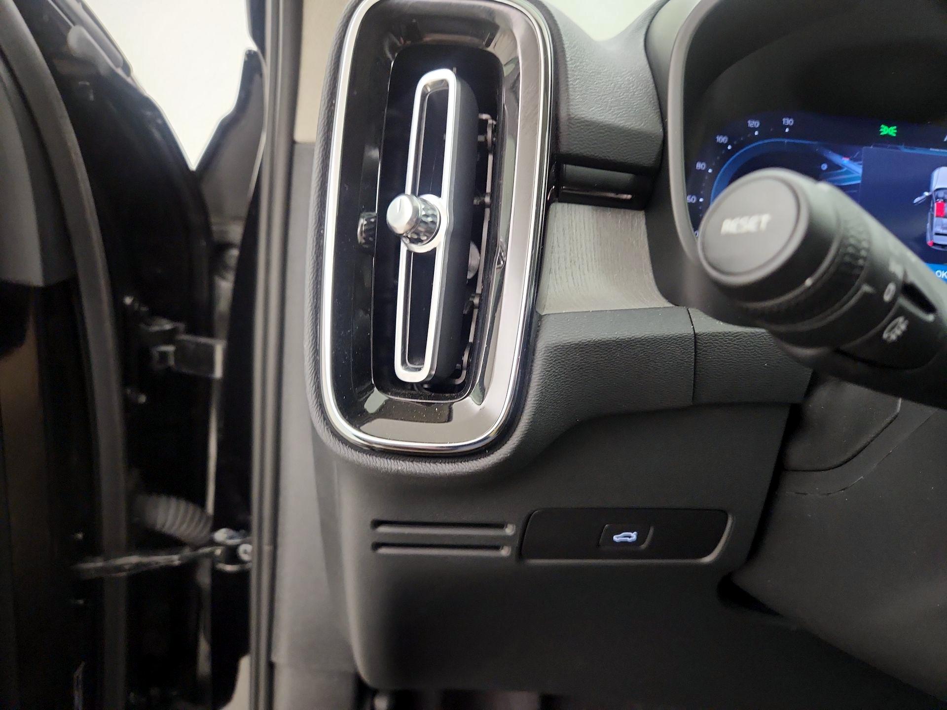 Thumbnail: 2025 Volvo XC40 - 13