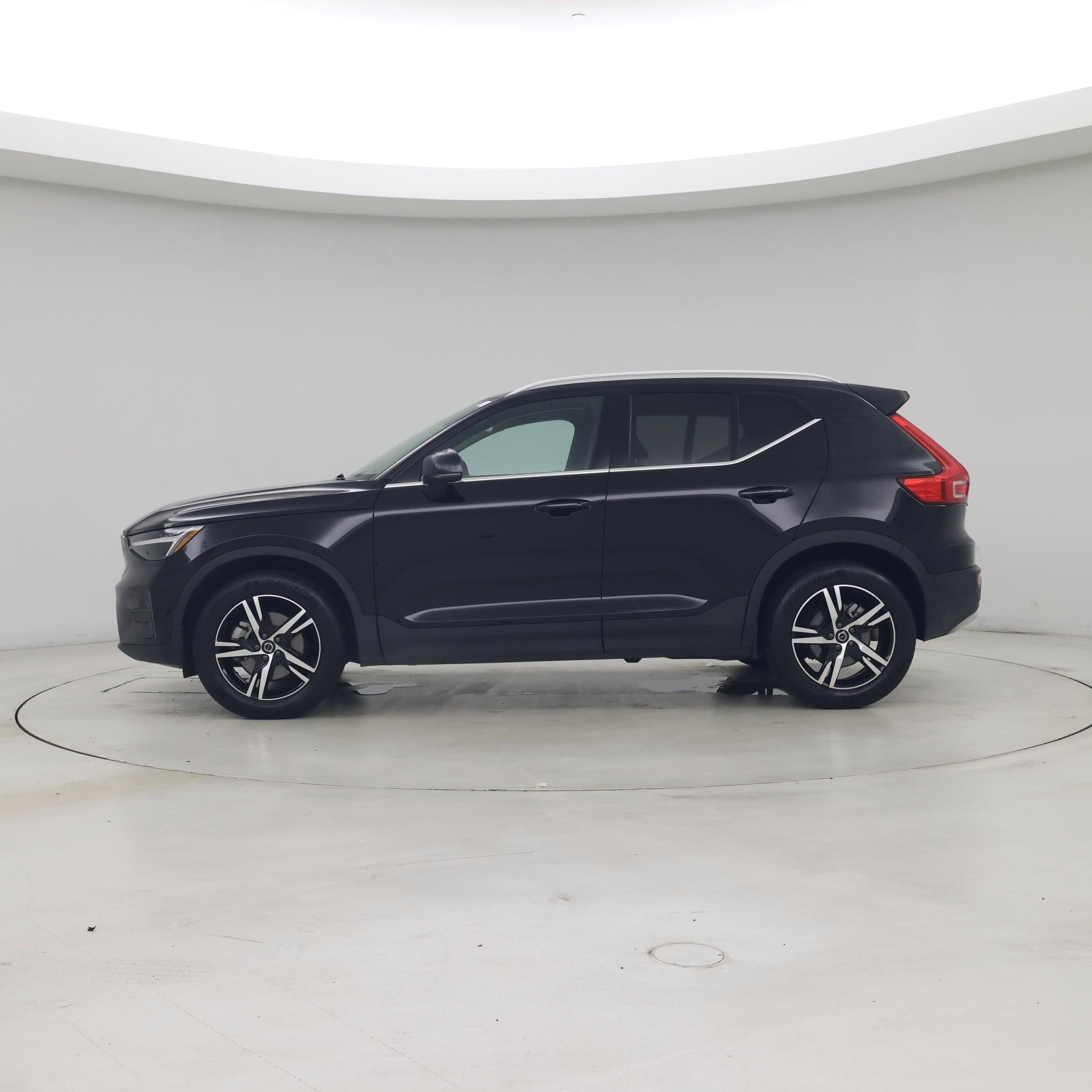Thumbnail: 2025 Volvo XC40 - 3