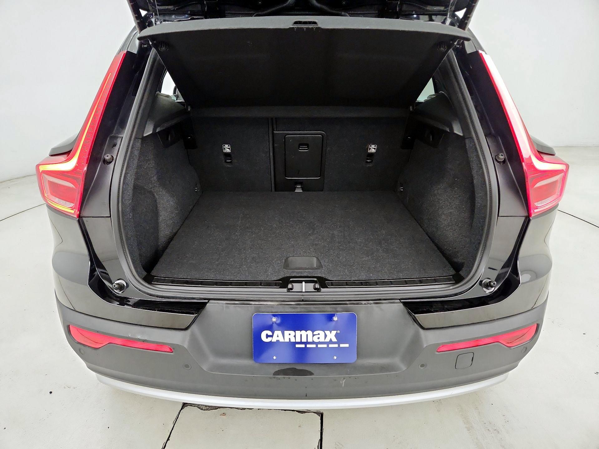 Thumbnail: 2025 Volvo XC40 - 16