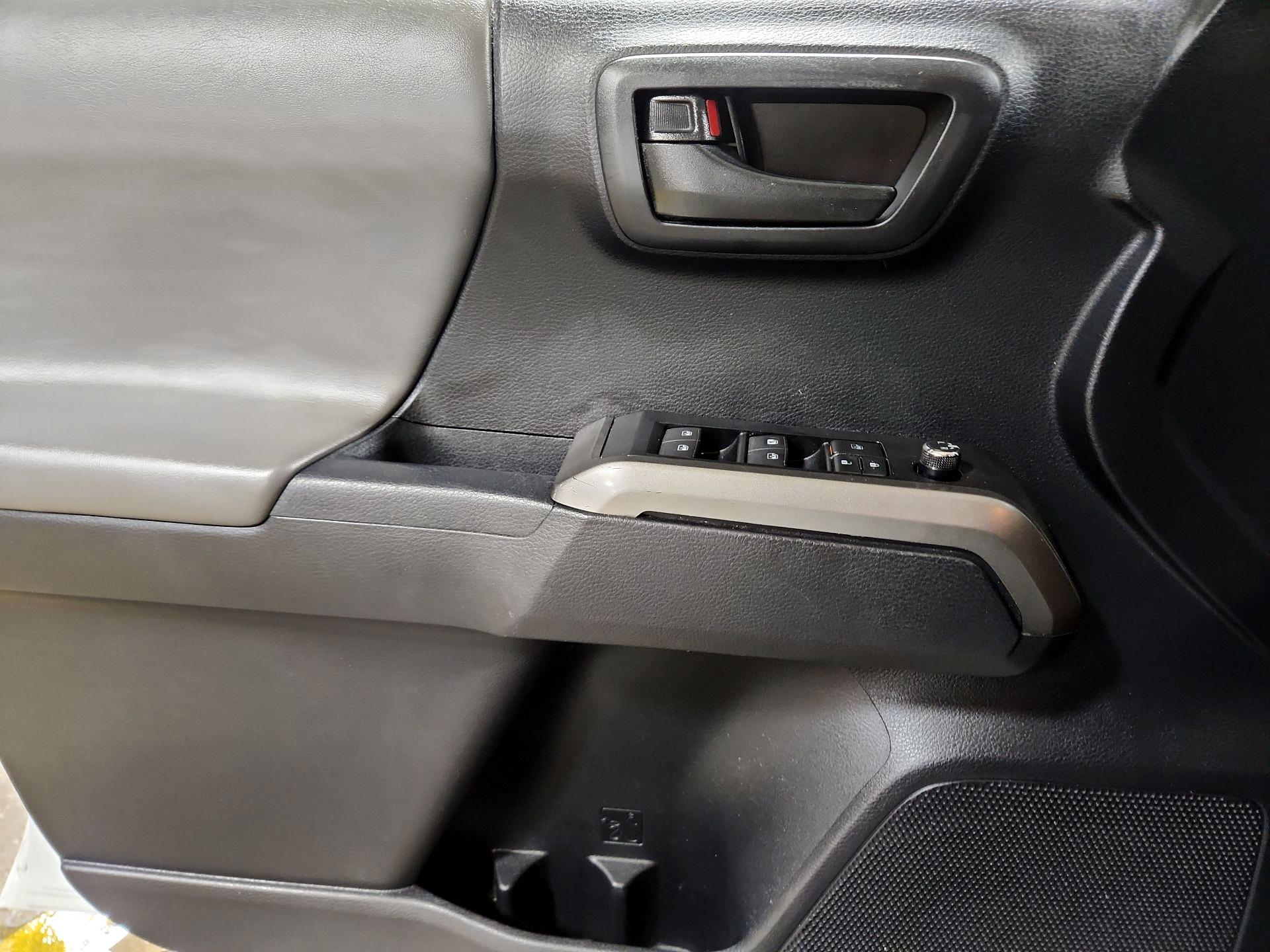 Thumbnail: 2018 Toyota Tacoma - 12