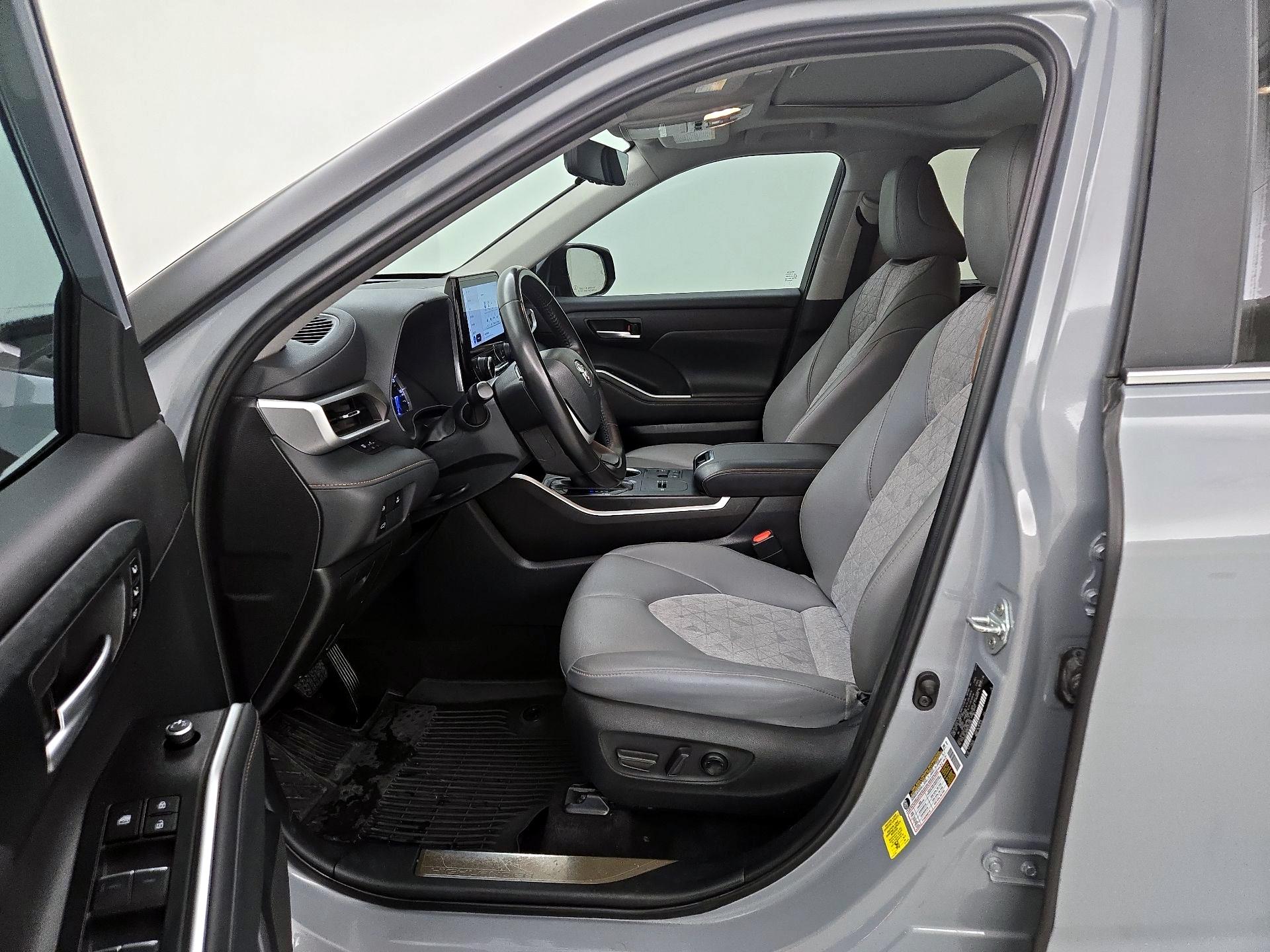 Thumbnail: 2023 Toyota Highlander - 11