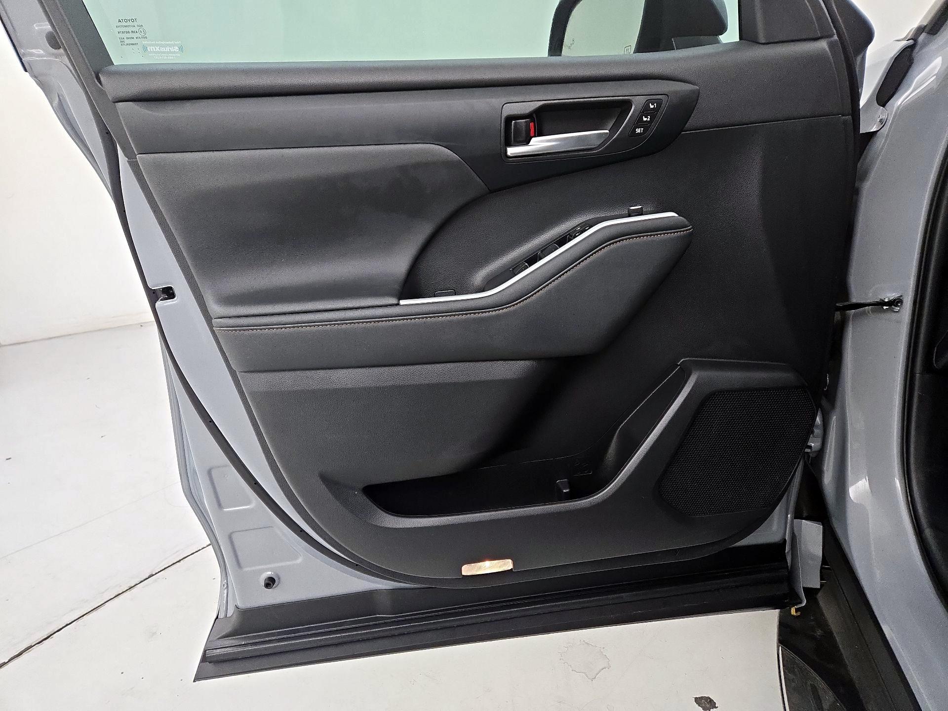 Thumbnail: 2023 Toyota Highlander - 12