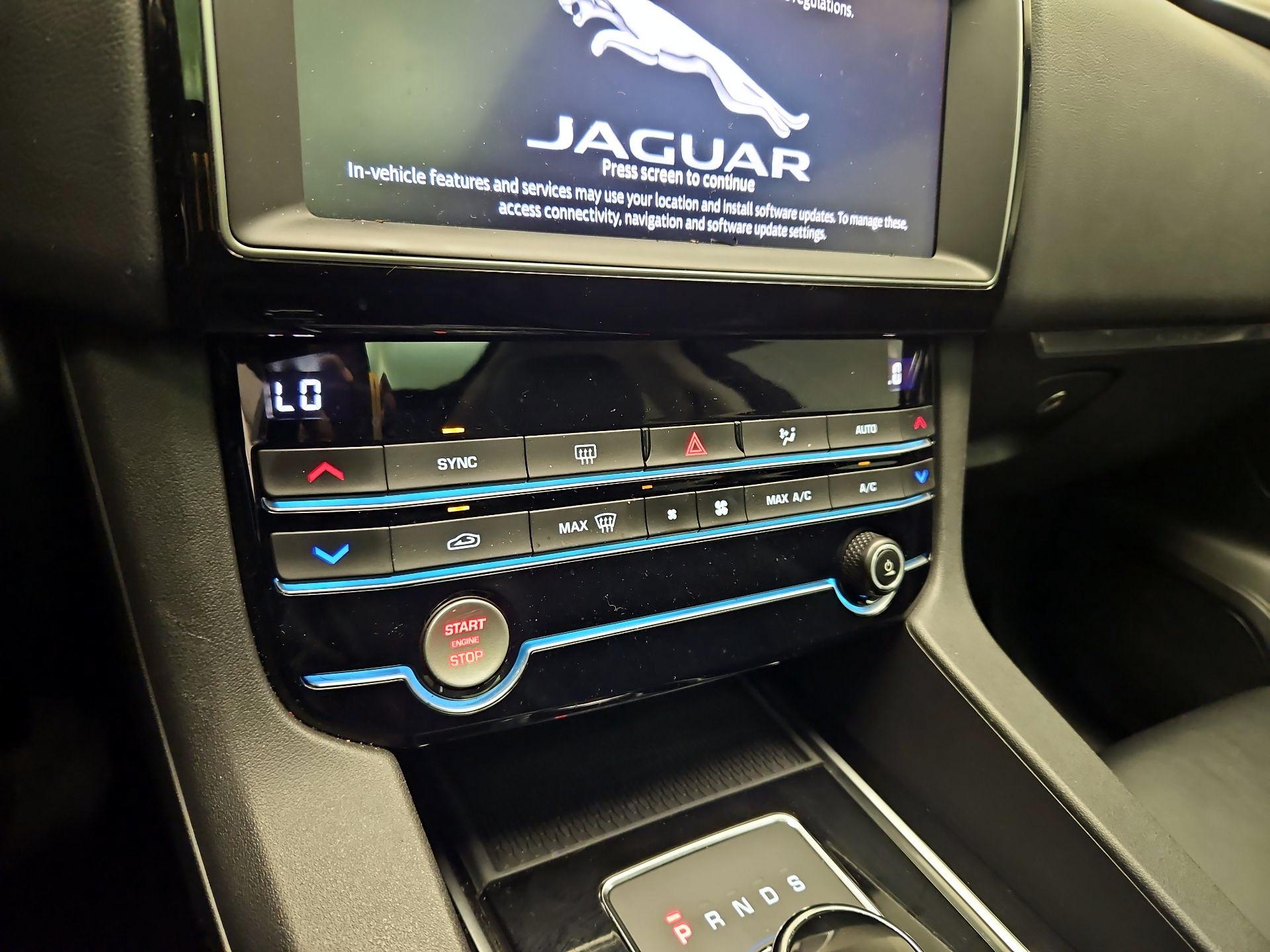 Thumbnail: 2020 Jaguar F-Pace - 17