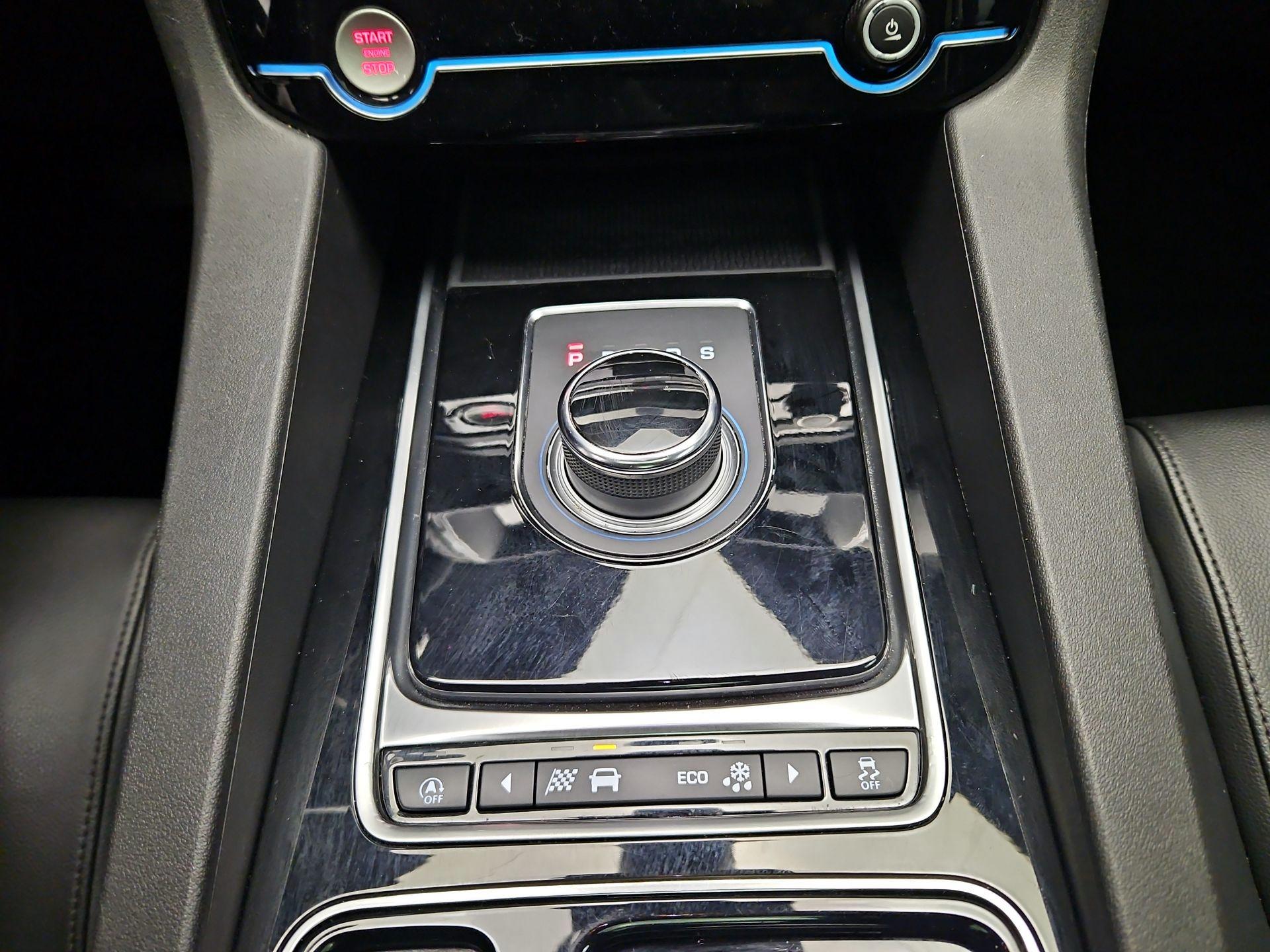 Thumbnail: 2020 Jaguar F-Pace - 18