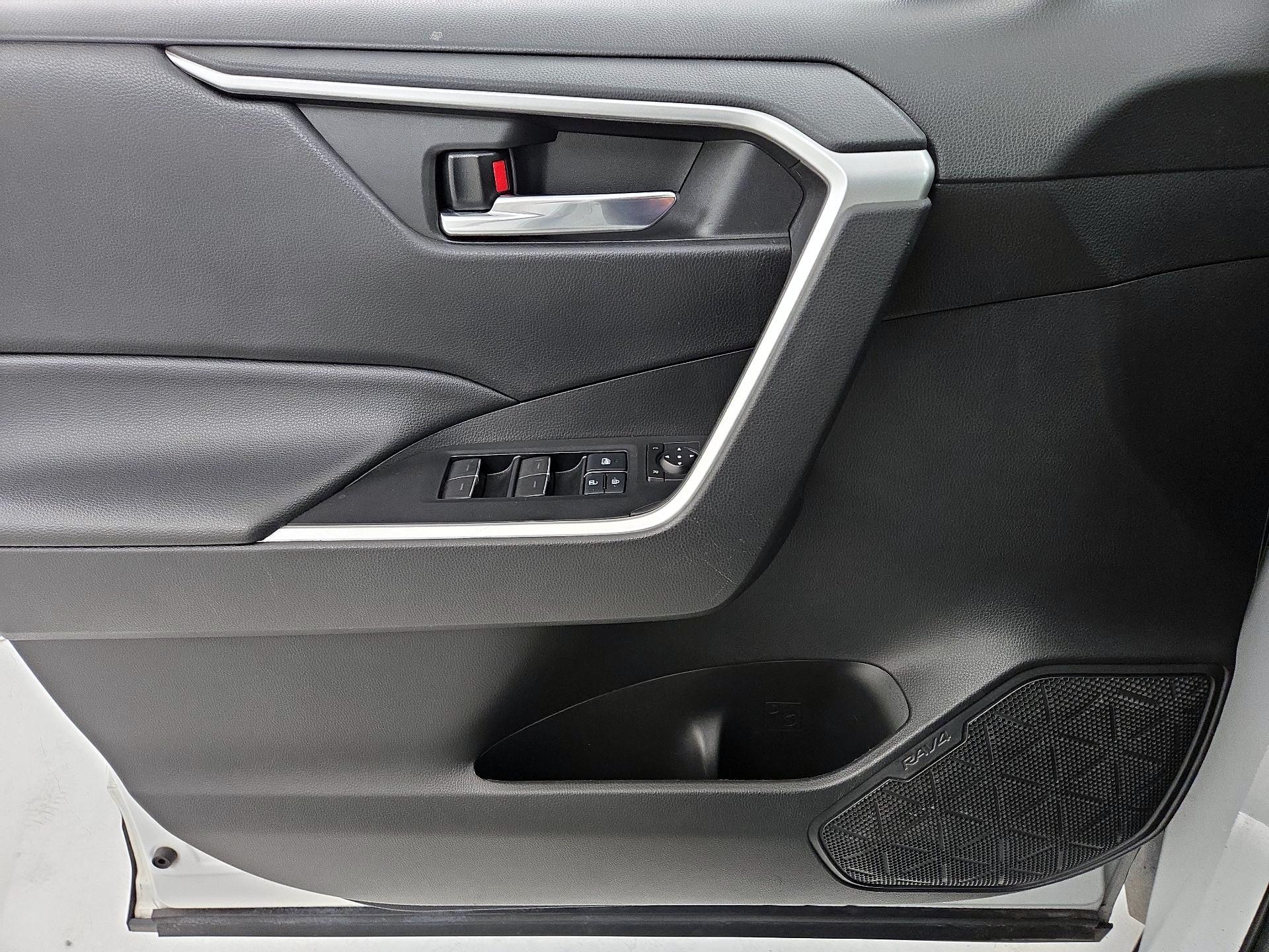 Thumbnail: 2022 Toyota RAV4 - 12