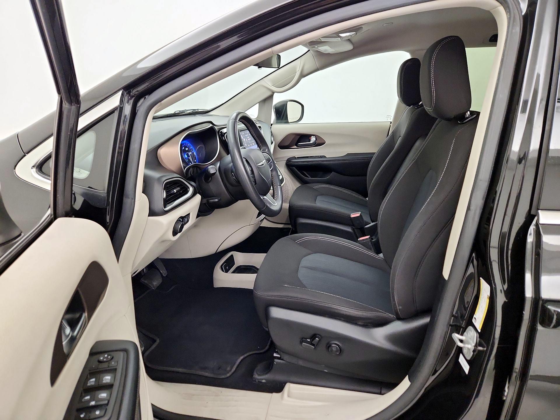 Thumbnail: 2022 Chrysler Voyager - 11