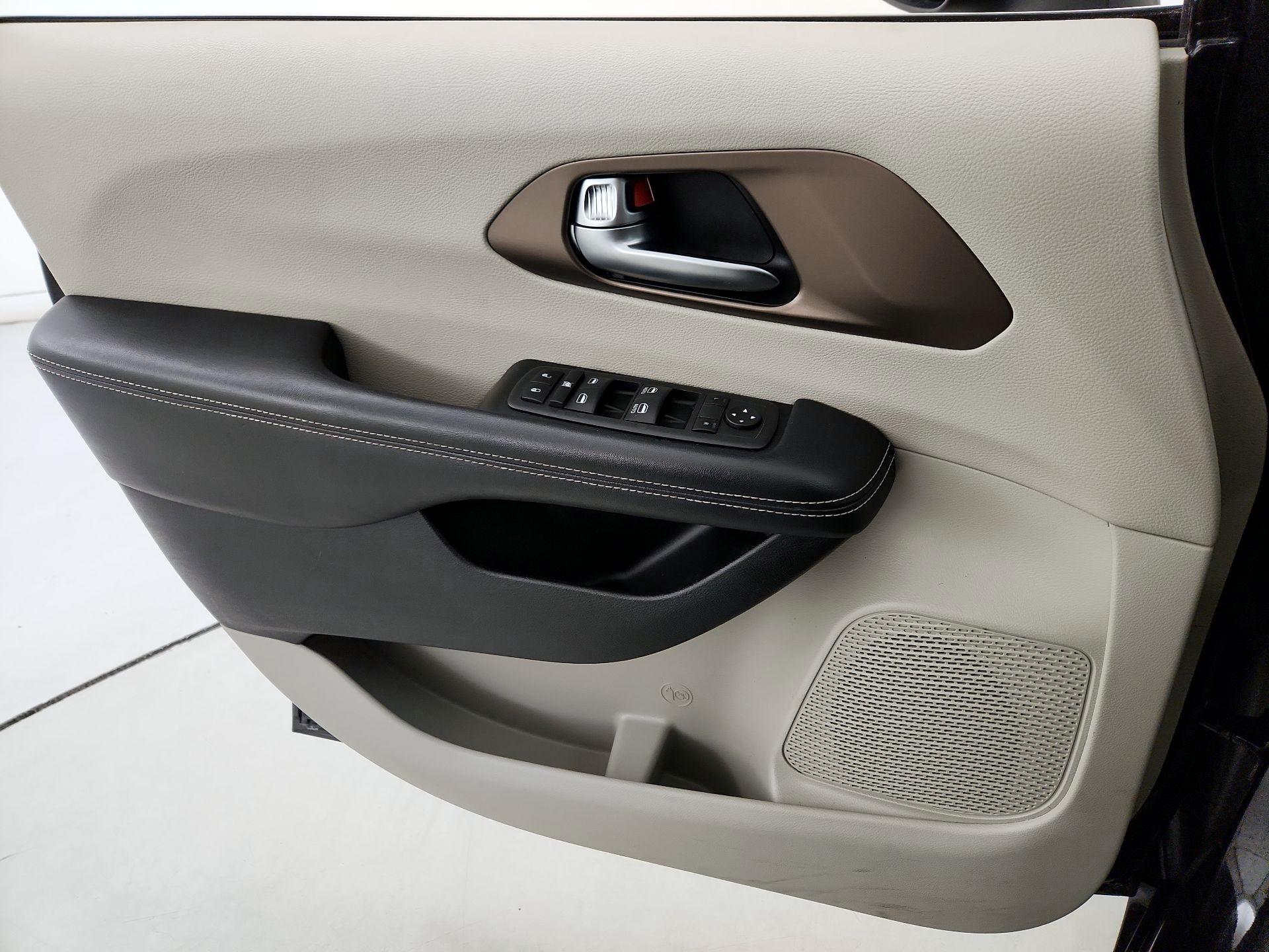 Thumbnail: 2022 Chrysler Voyager - 12