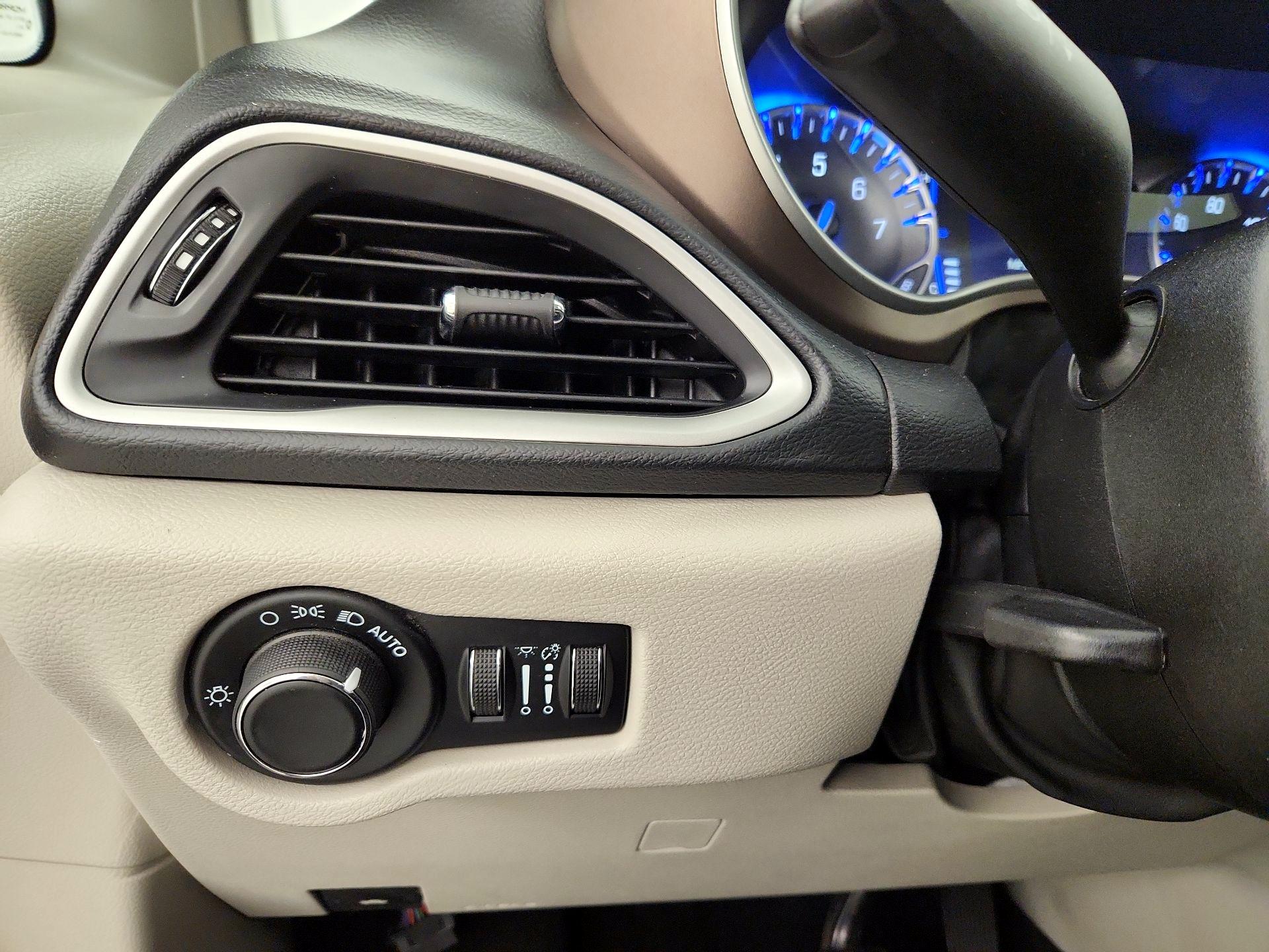 Thumbnail: 2022 Chrysler Voyager - 13