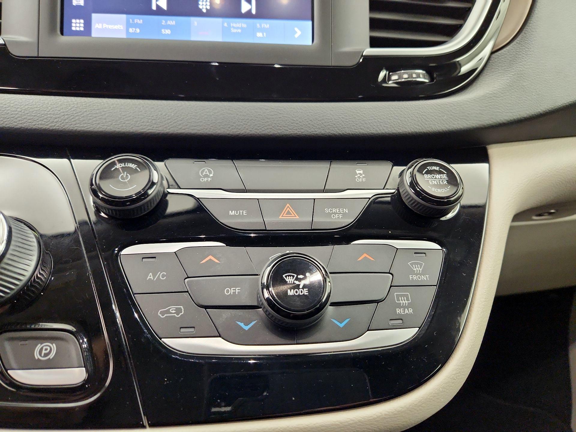 Thumbnail: 2022 Chrysler Voyager - 16