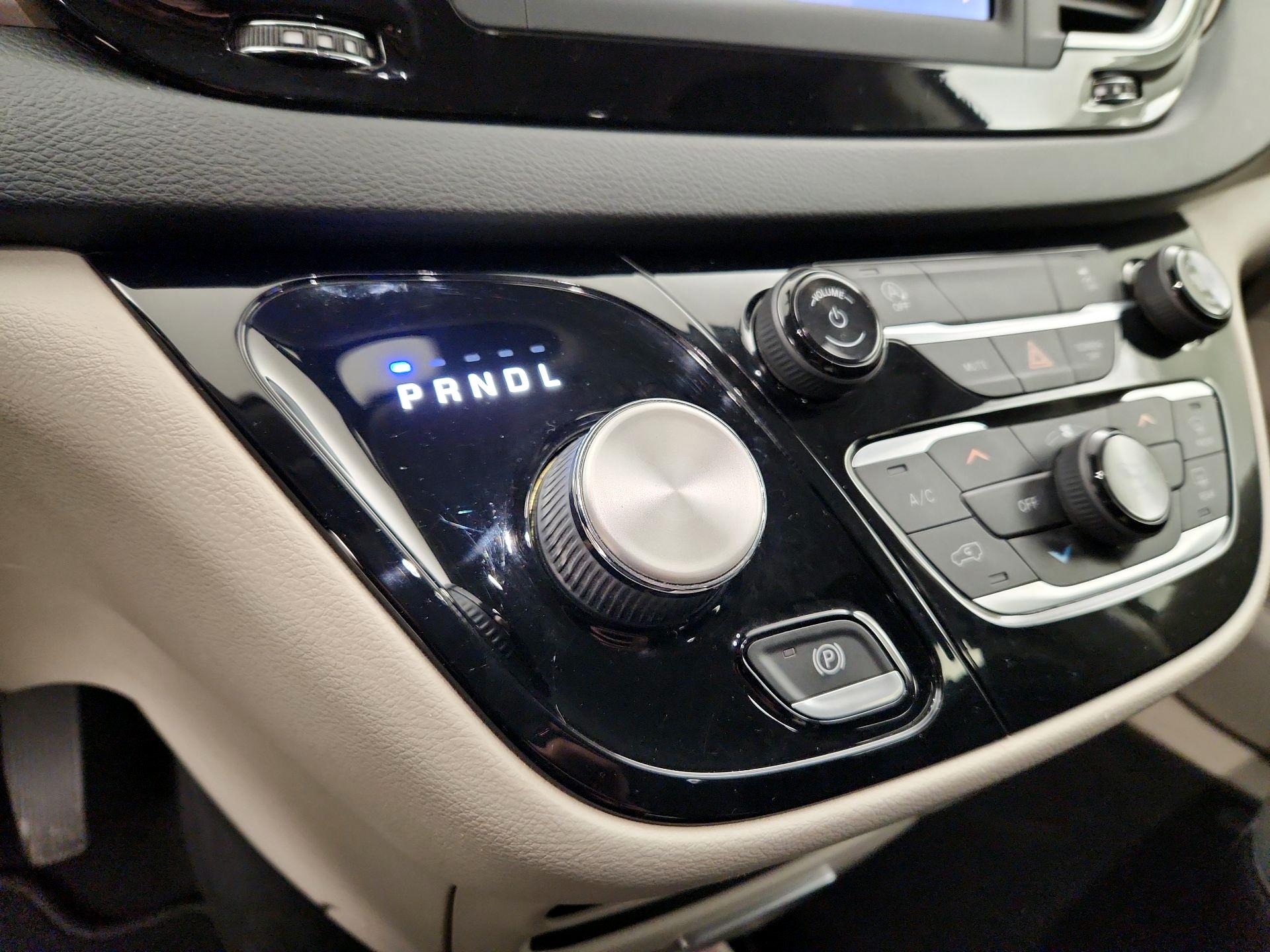 Thumbnail: 2022 Chrysler Voyager - 17