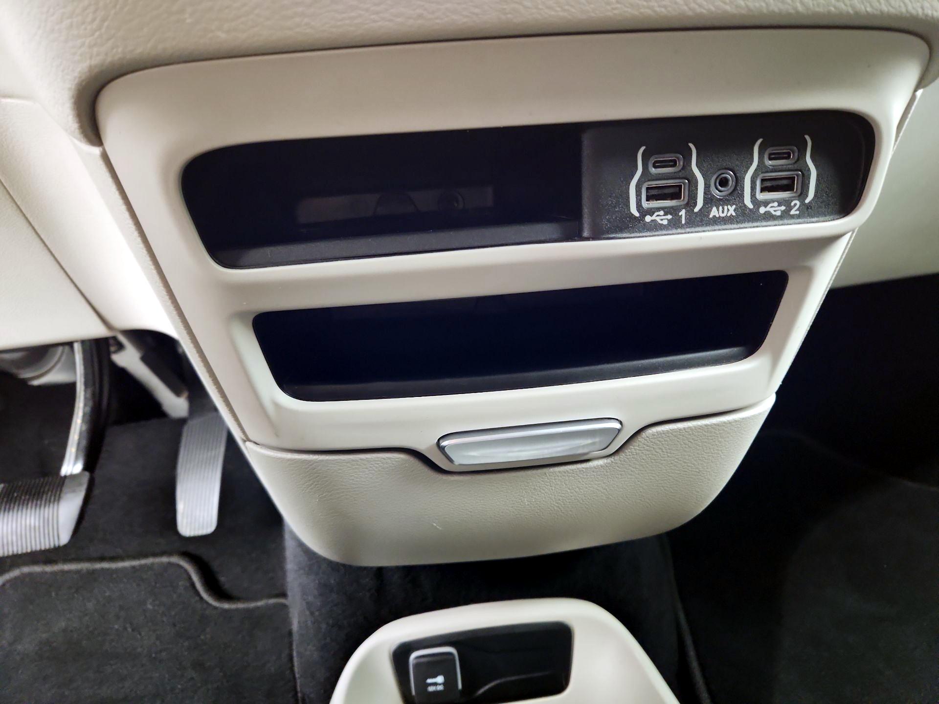 Thumbnail: 2022 Chrysler Voyager - 18