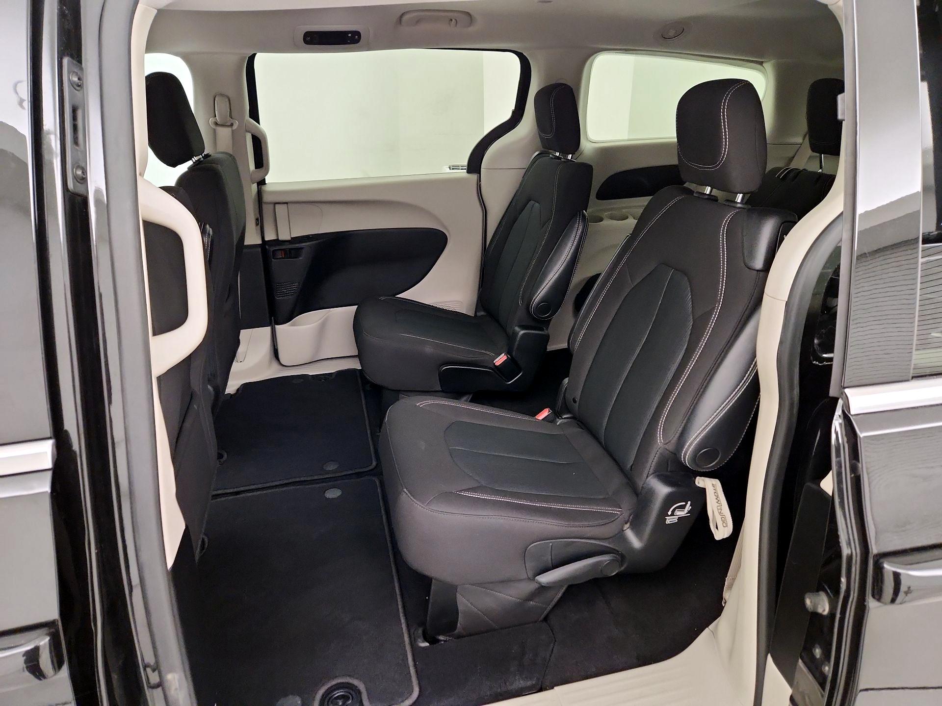 Thumbnail: 2022 Chrysler Voyager - 19