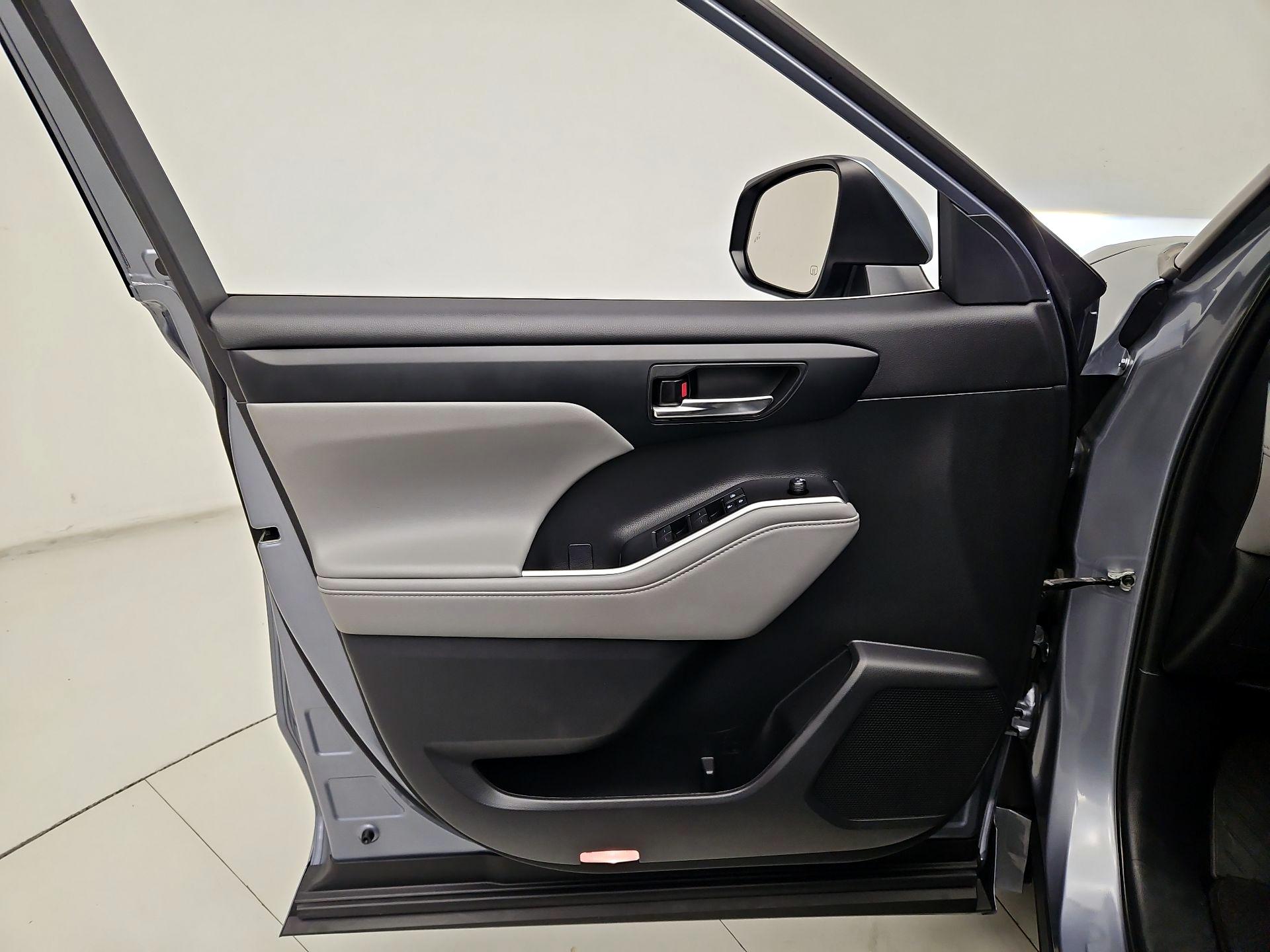 Thumbnail: 2022 Toyota Highlander - 12