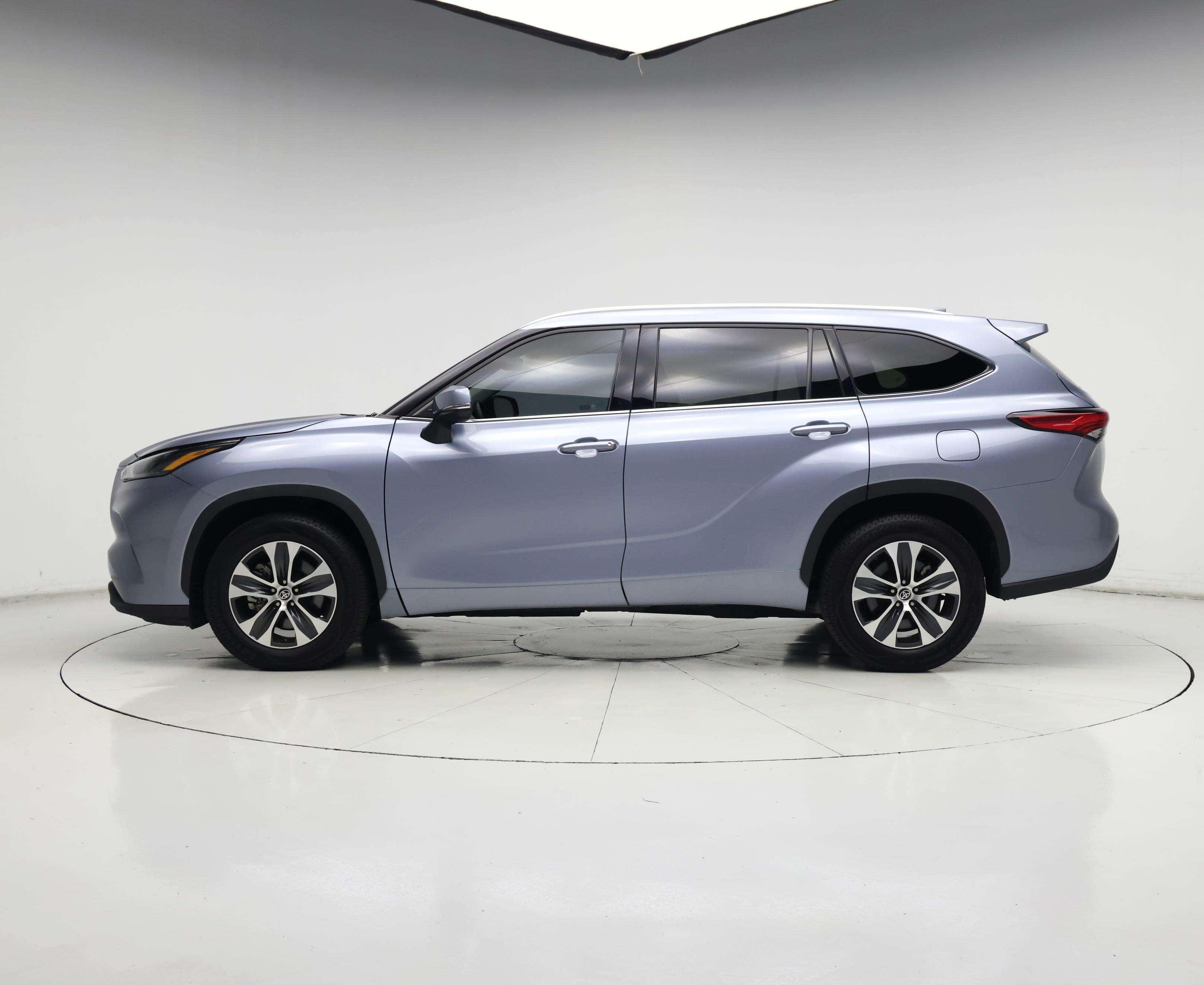 Thumbnail: 2022 Toyota Highlander - 3