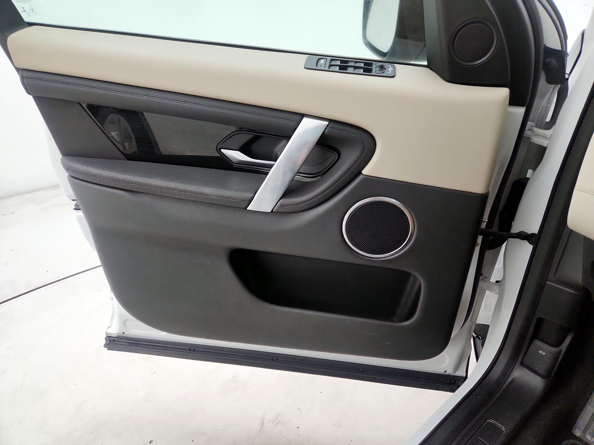 Thumbnail: 2020 Land Rover Discovery Sport - 12