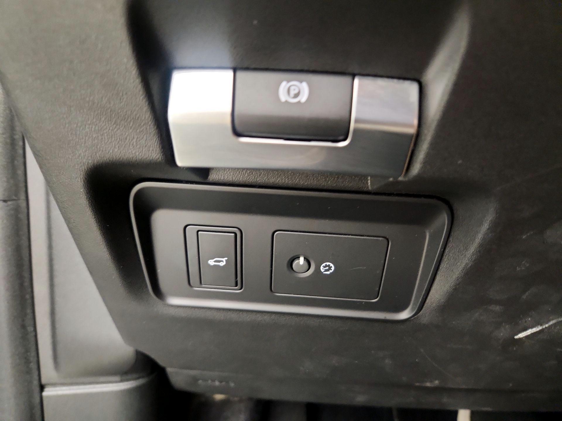 Thumbnail: 2020 Land Rover Discovery Sport - 13