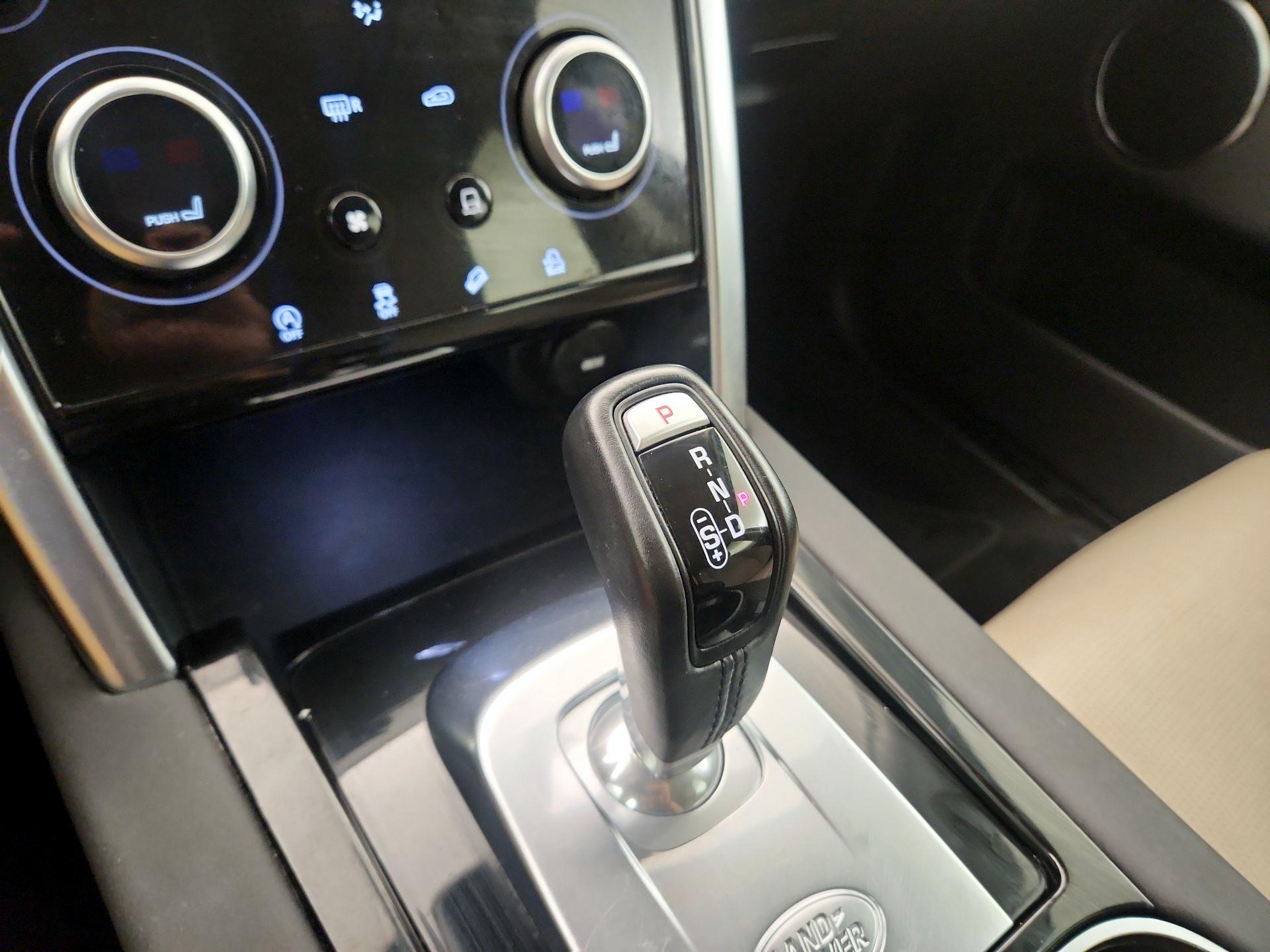 Thumbnail: 2020 Land Rover Discovery Sport - 17