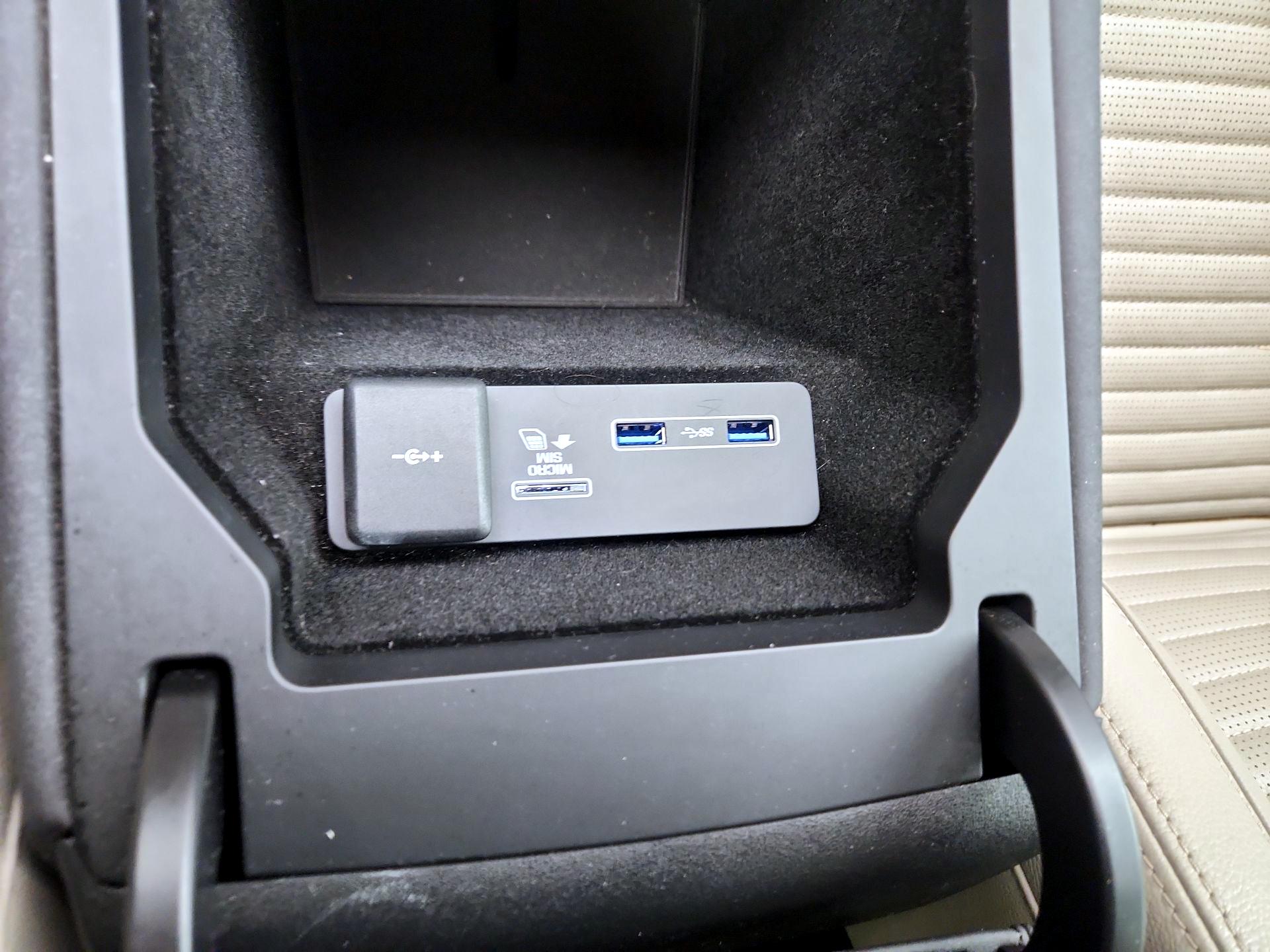 Thumbnail: 2020 Land Rover Discovery Sport - 18