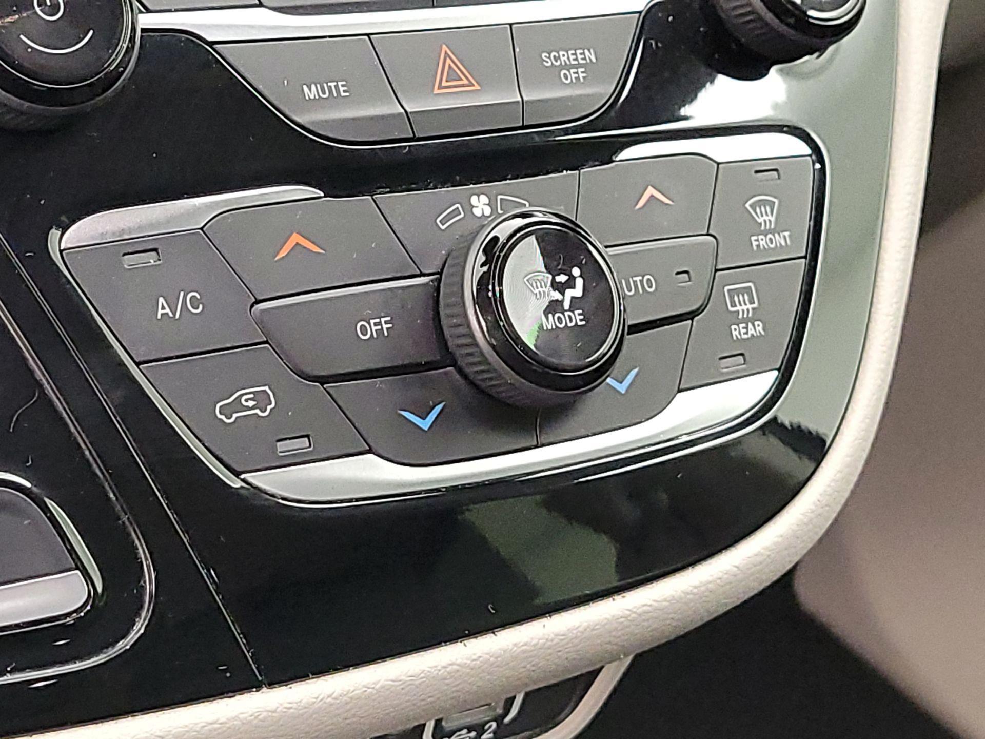 Thumbnail: 2023 Chrysler Pacifica - 16