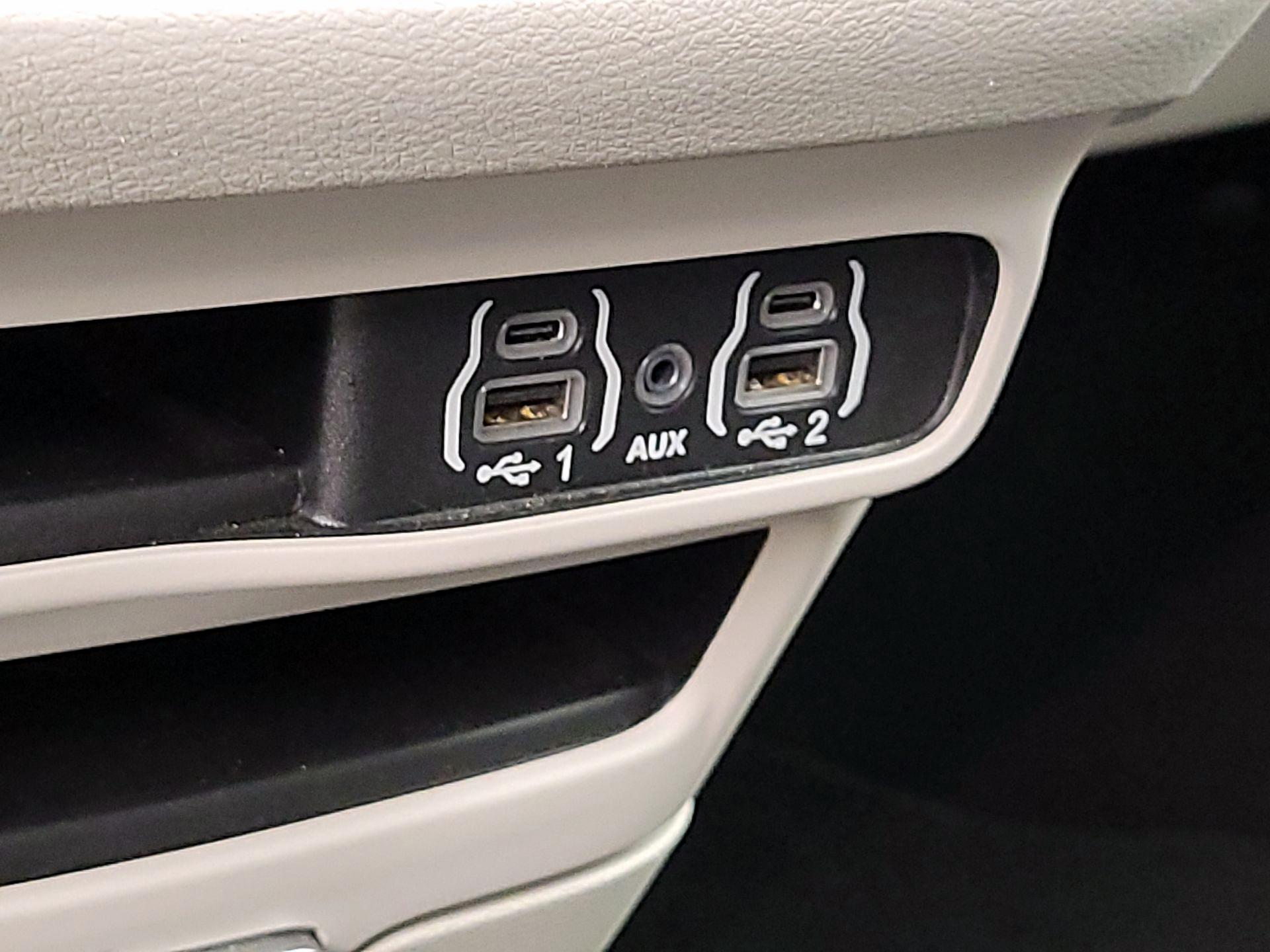 Thumbnail: 2023 Chrysler Pacifica - 18