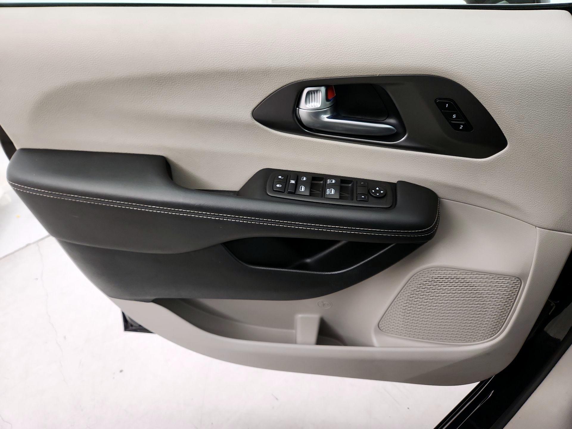 Thumbnail: 2024 Chrysler Pacifica - 12