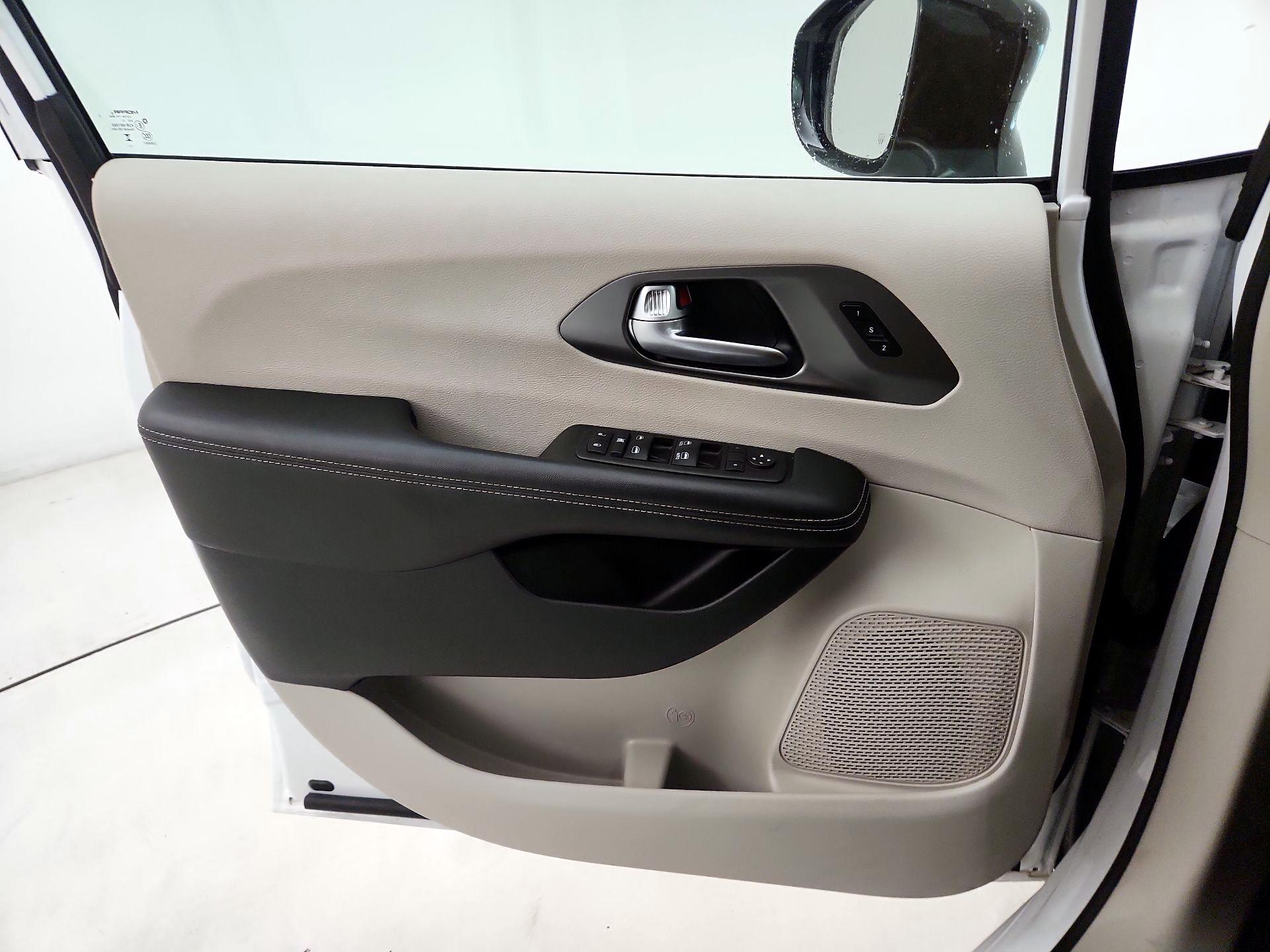 Thumbnail: 2024 Chrysler Pacifica - 12