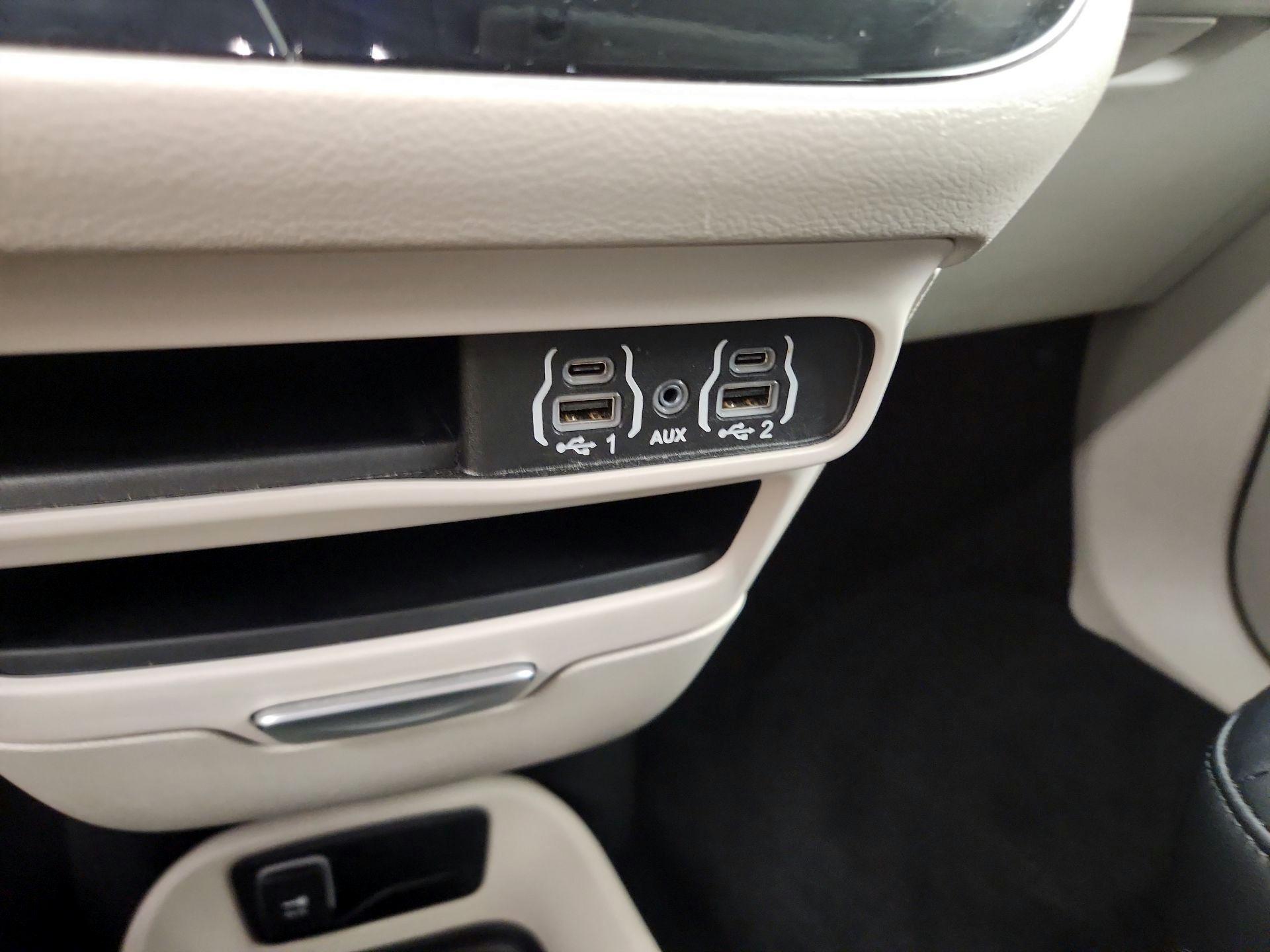 Thumbnail: 2024 Chrysler Pacifica - 18