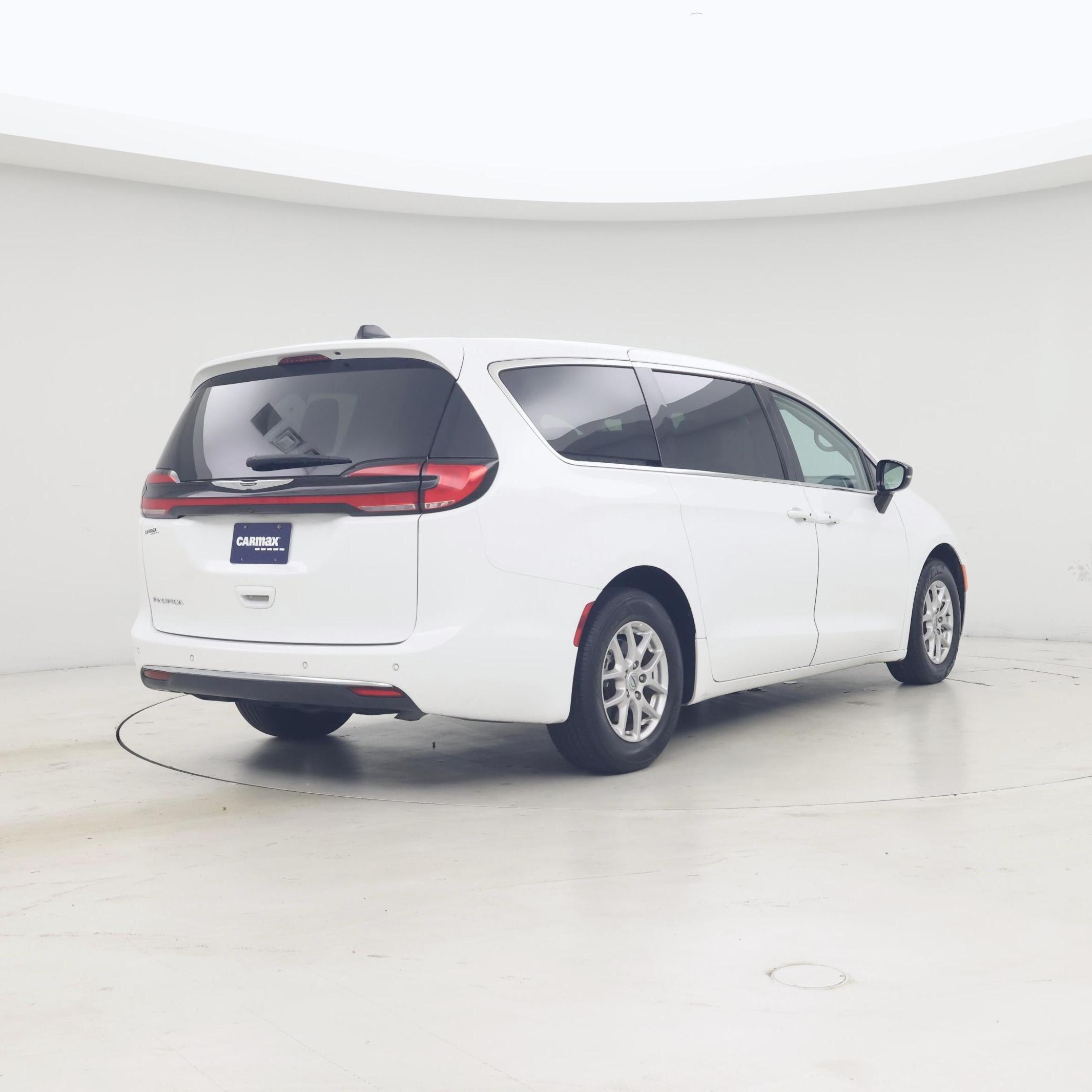 Thumbnail: 2024 Chrysler Pacifica - 8