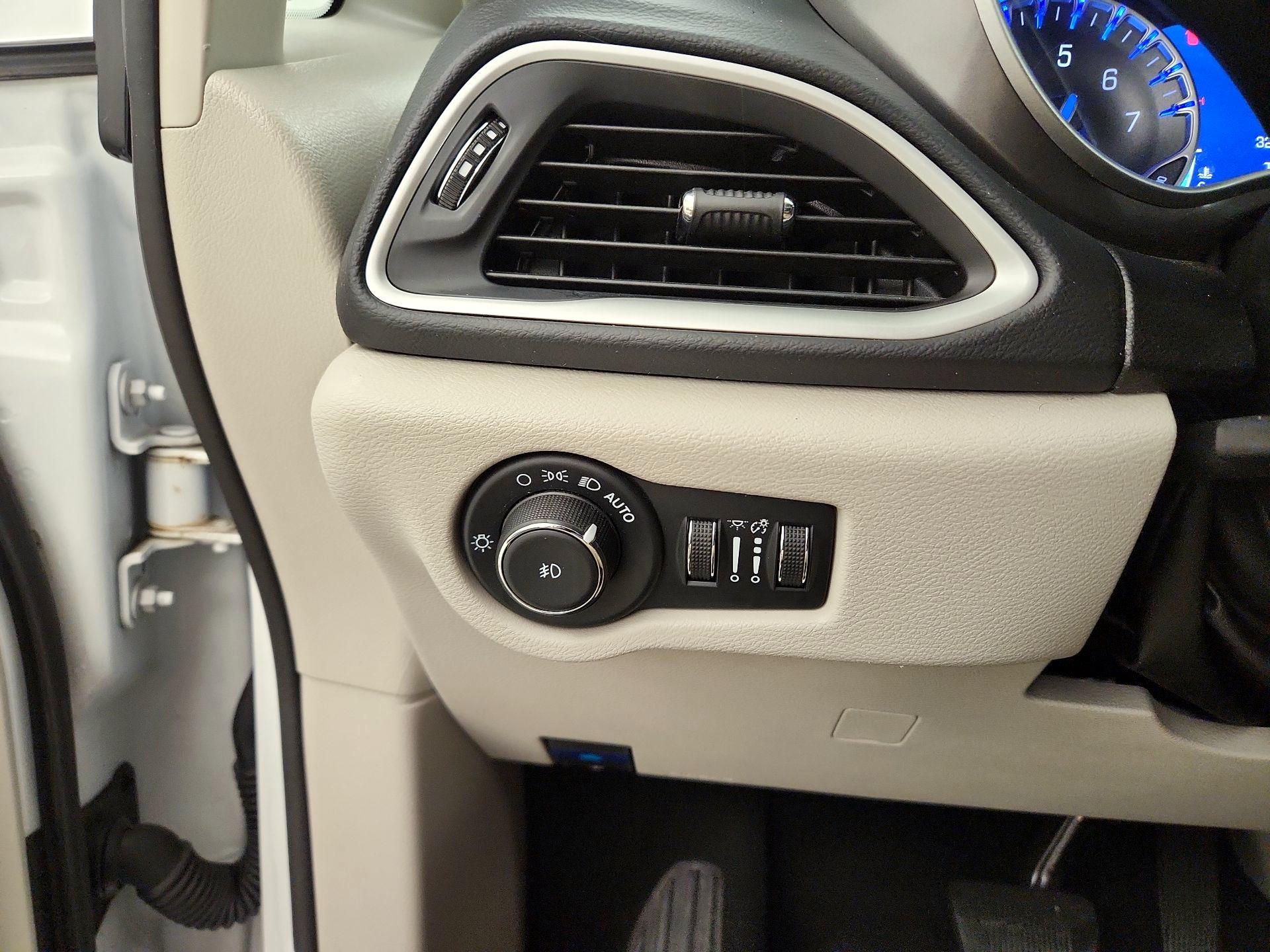 Thumbnail: 2023 Chrysler Pacifica - 13