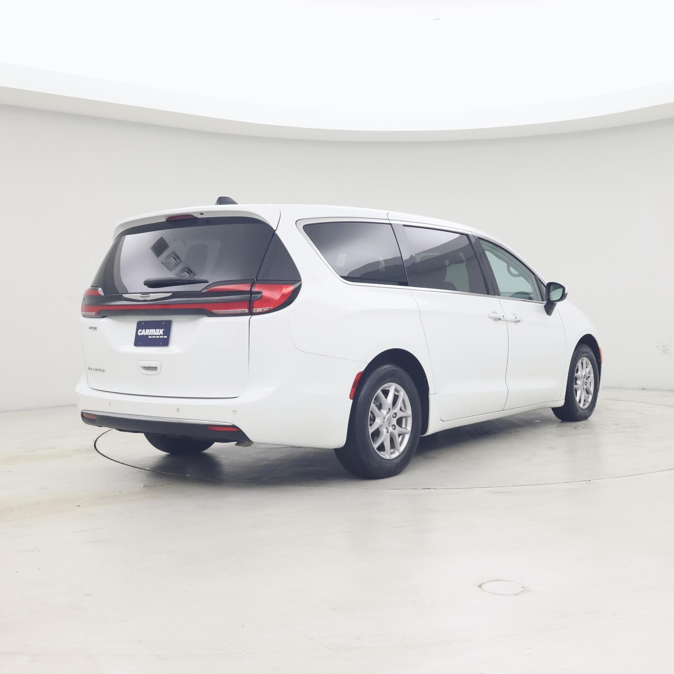 Thumbnail: 2023 Chrysler Pacifica - 8