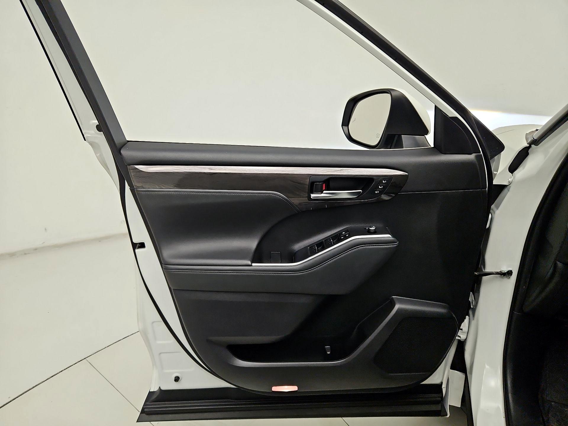 Thumbnail: 2024 Toyota Highlander - 12