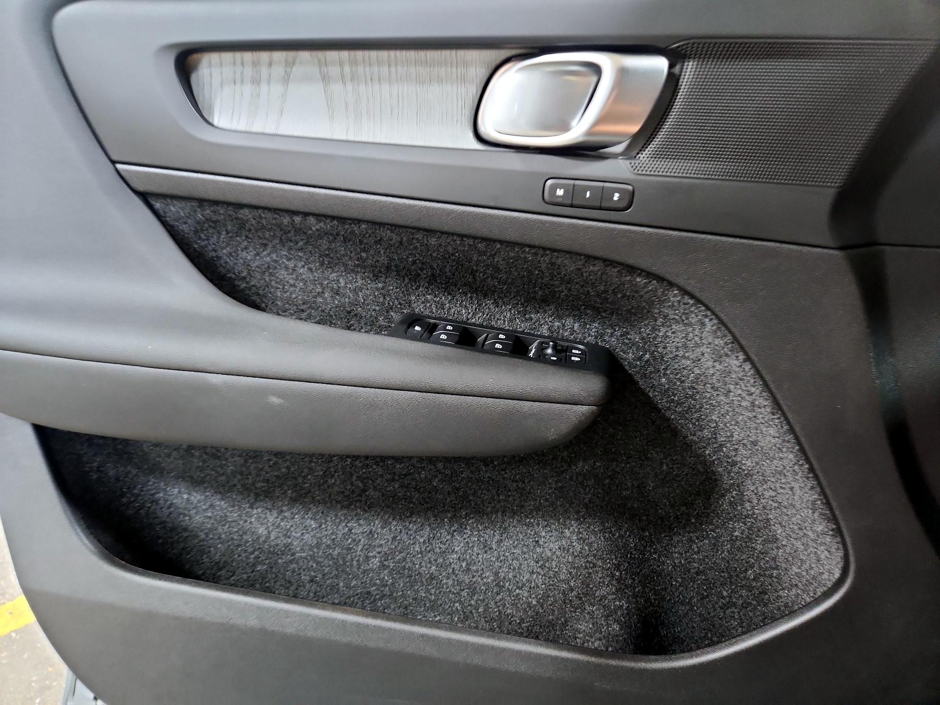 Thumbnail: 2025 Volvo XC40 - 12